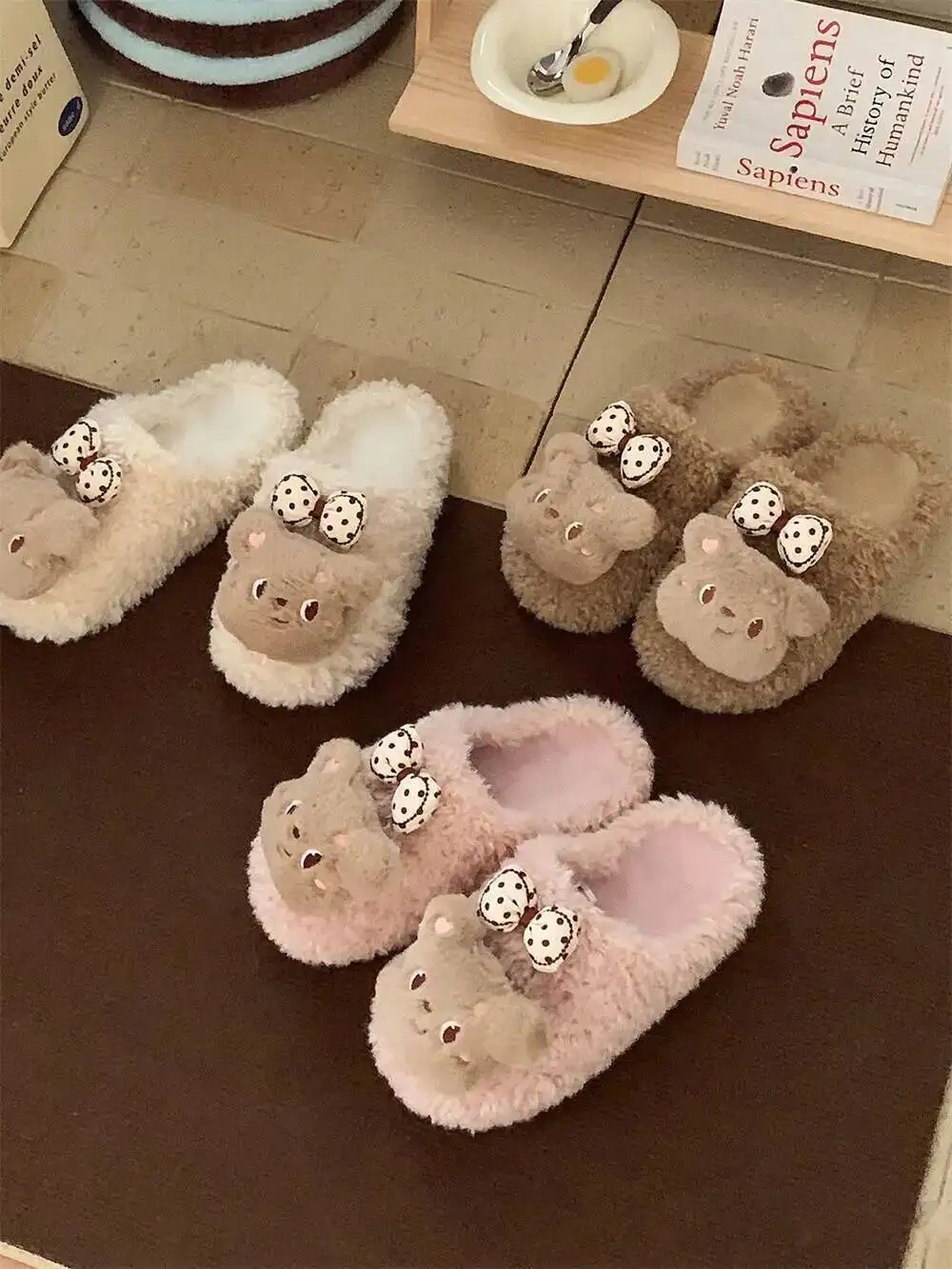 Hausschuhe für Damen, 2025, Herbst und Winter, niedlicher Bär, pelzige Hausschuhe, koreanische Schleife, warm, rutschfest, für drinnen und draußen, Viralschuhe