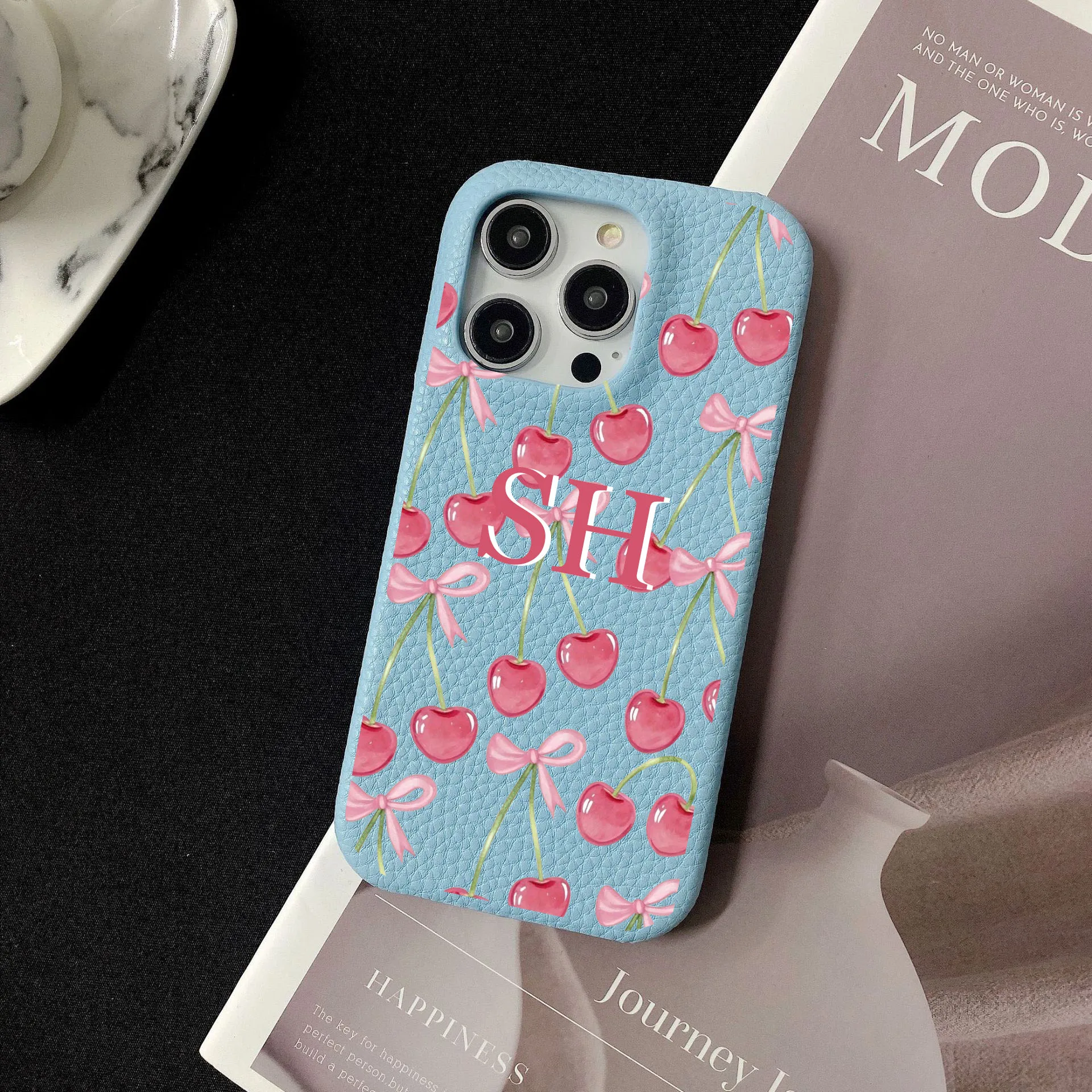 حافظة هاتف صلبة من الجلد بأحرف الاسم الأولي لهاتف آيفون 16 15 14 13 12 11 Pro Max XR Plus غطاء خلفي فاخر مخصص