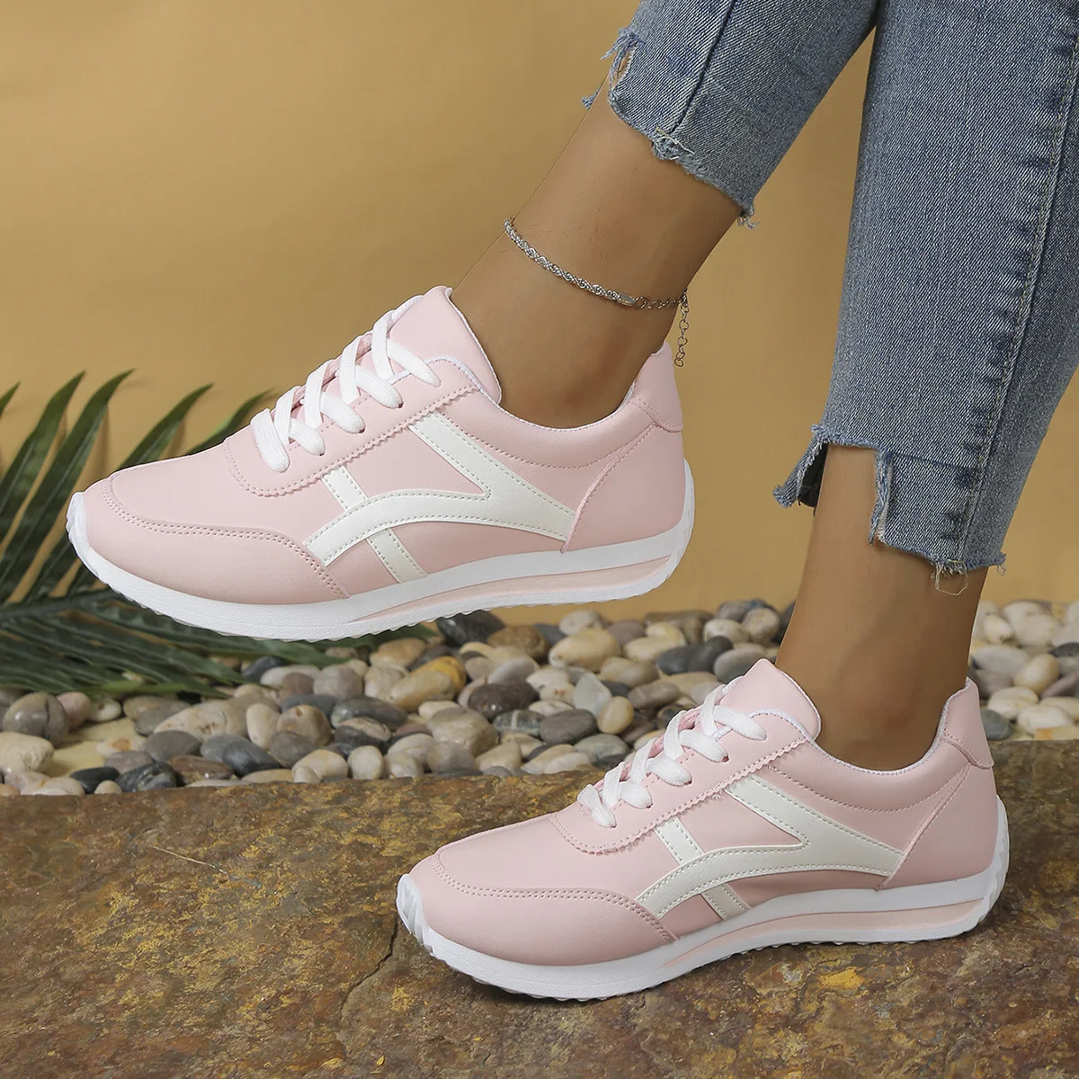 أحذية رياضية نسائية جديدة صغيرة بيضاء عصرية بمقدمة مستديرة ورباط علوي، أحذية جري مريحة وخفيفة الوزن