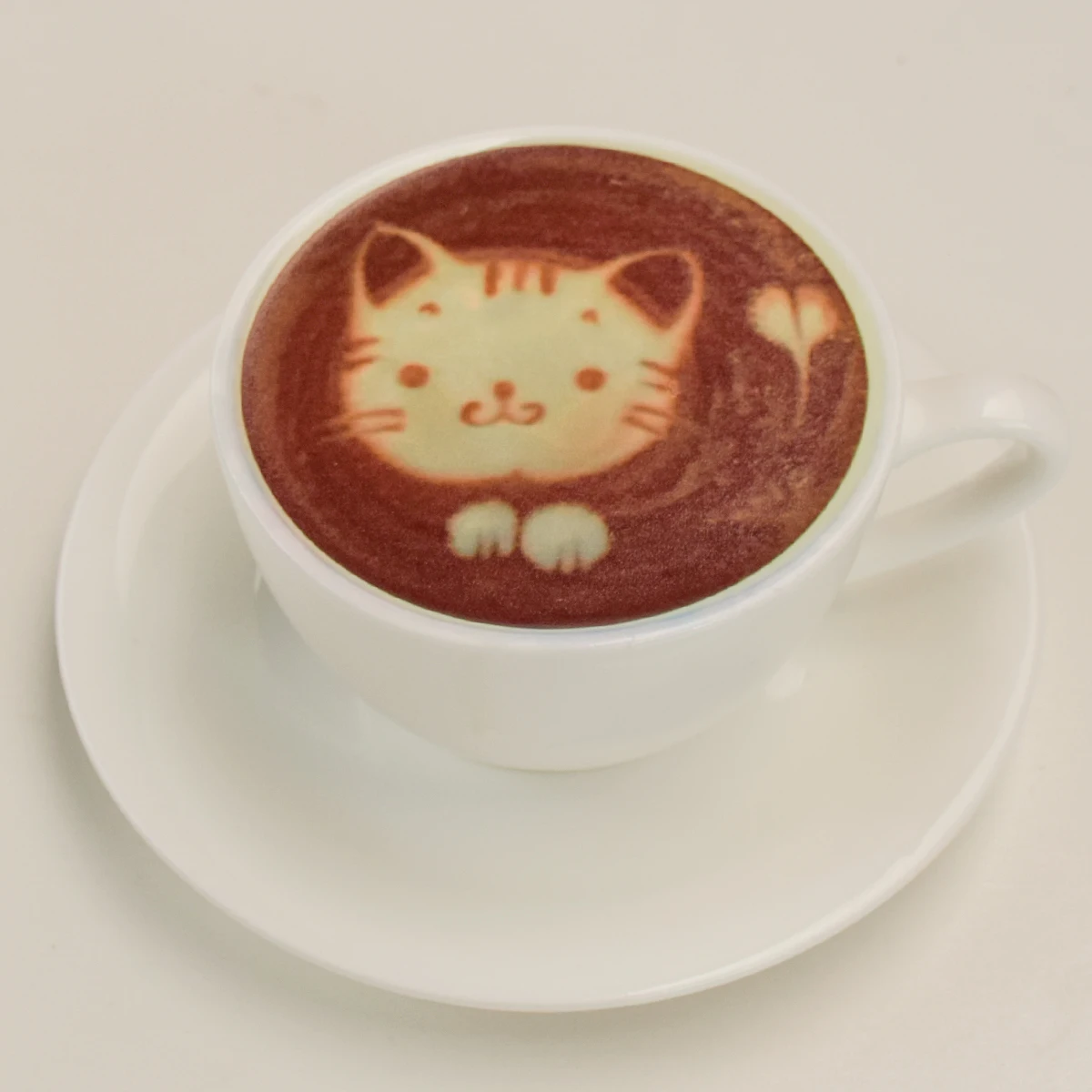 Sztuczny kubek do kawy z realistycznym wzorem latte art, personalizowane sztuczne wzory pianki latte do zdjęć.