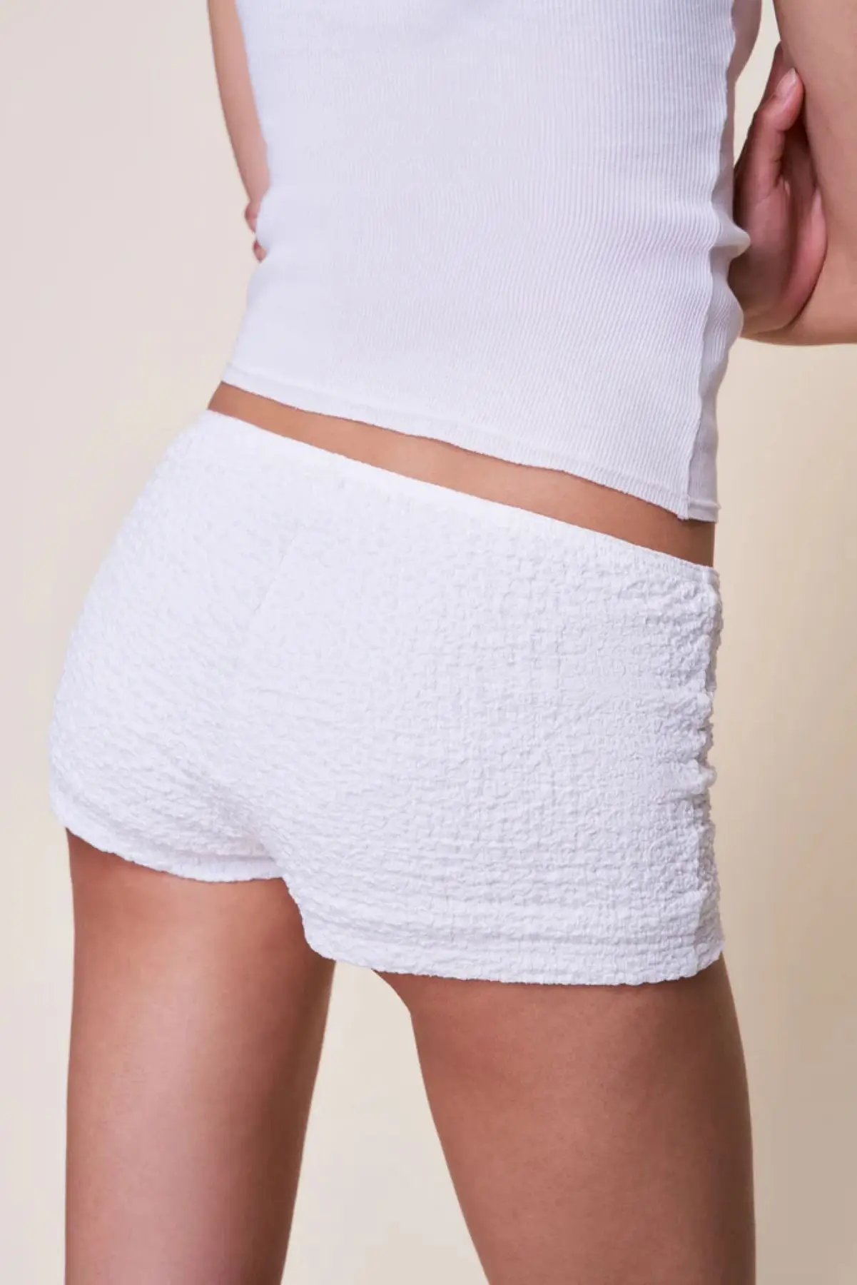 Guiz 화이트 캐주얼 신축성 있는 로우 웨이스트 반바지, 질감 있는 소재, 부드럽고 편안한 울트라 쇼트 팬츠, 이중 레이어 원단 디자인