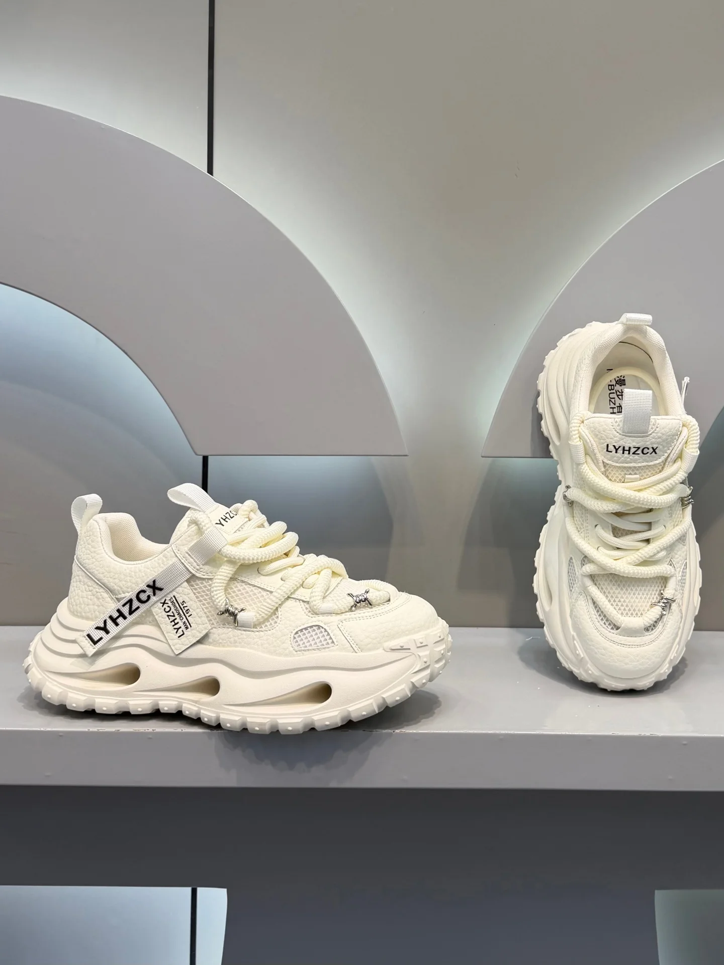 baskets-blanches-tendance-pour-hommes-nouvelle-collection-ete-2026-style-dad-shoes-a-semelle-epaisse-et-rehaussante-respirantes-sport-et-loisirs-ajourees-coupe-basse