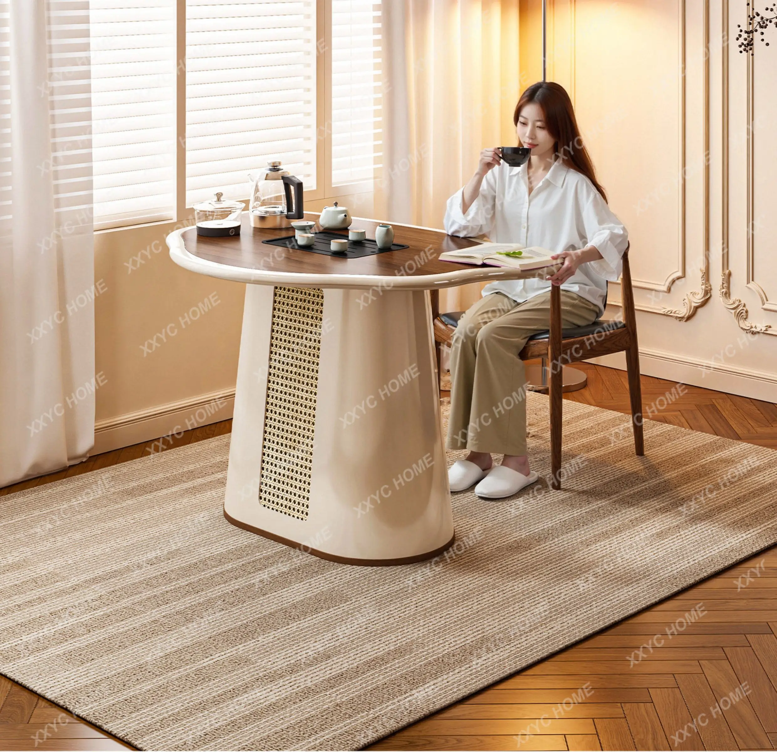 

Балконный комплект из массива дерева и каменной плиты для небольшой квартиры: современный минималистичный чайник, встроенный в стол и стулья.