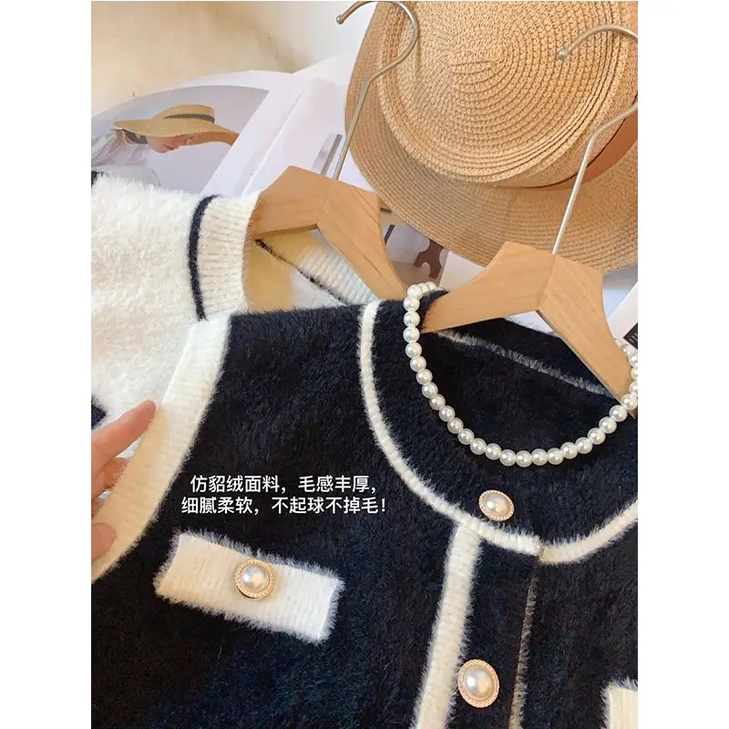 Autumn Winter 2024 New Fashionable Buttons O-neck Sleeveless Vests Coat Female Temperament Patchwork Knitting Cardigan Top Tee