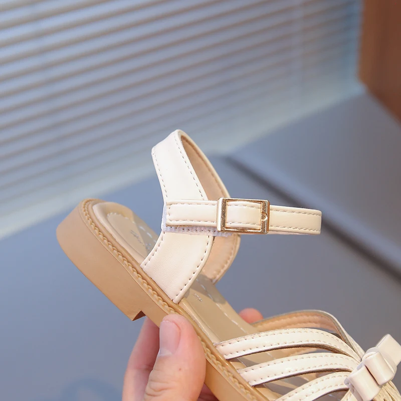 صيف 2025 صنادل جديدة للفتيات بمقدمة الأميرة ونعال ناعمة وأحذية رومانية عصرية للفتيات الصغيرات وأحذية الأطفال #2