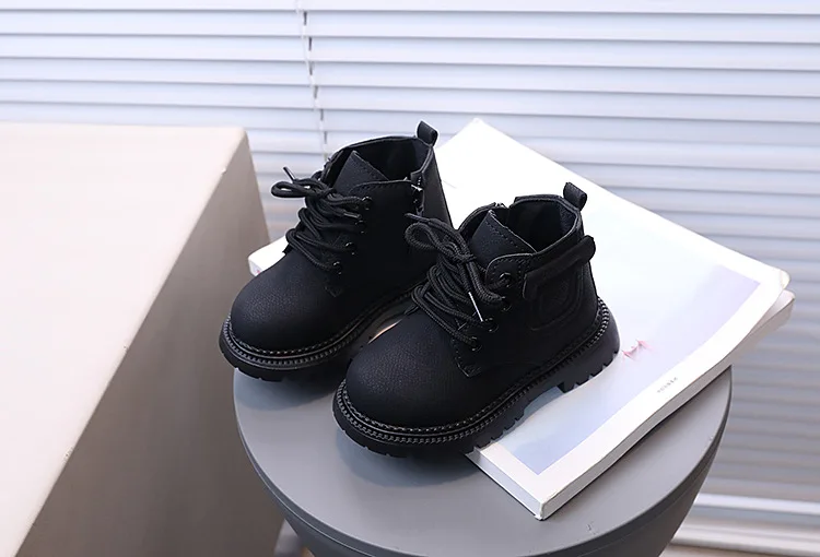 2026 Herbst Neue Kinder-Lederstiefel für Jungen Einfarbig Vielseitig Atmungsaktiv Schlichte Kinder-Kurzstiefel für Mädchen Lässig Einfach – Detail 8