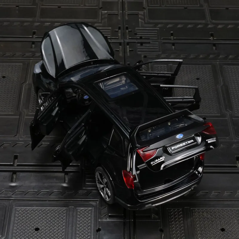 1:30 portas de modelo de carro em liga Subaru e capô do motor, o porta-malas pode ser aberto tem funções de som e iluminação simuladas, detalhes ricos