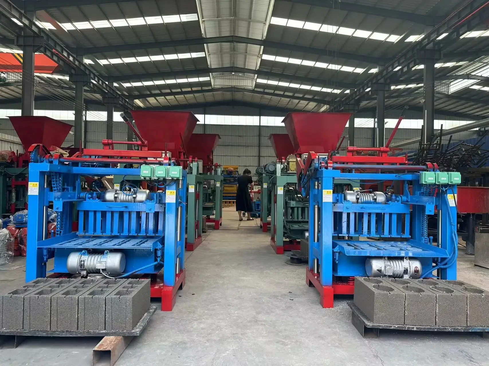 مبيعات المصنع مباشرة لآلات تصنيع الطوب الأسمنتي وآلات تصنيع الطوب الخرساني تباع جيدًا