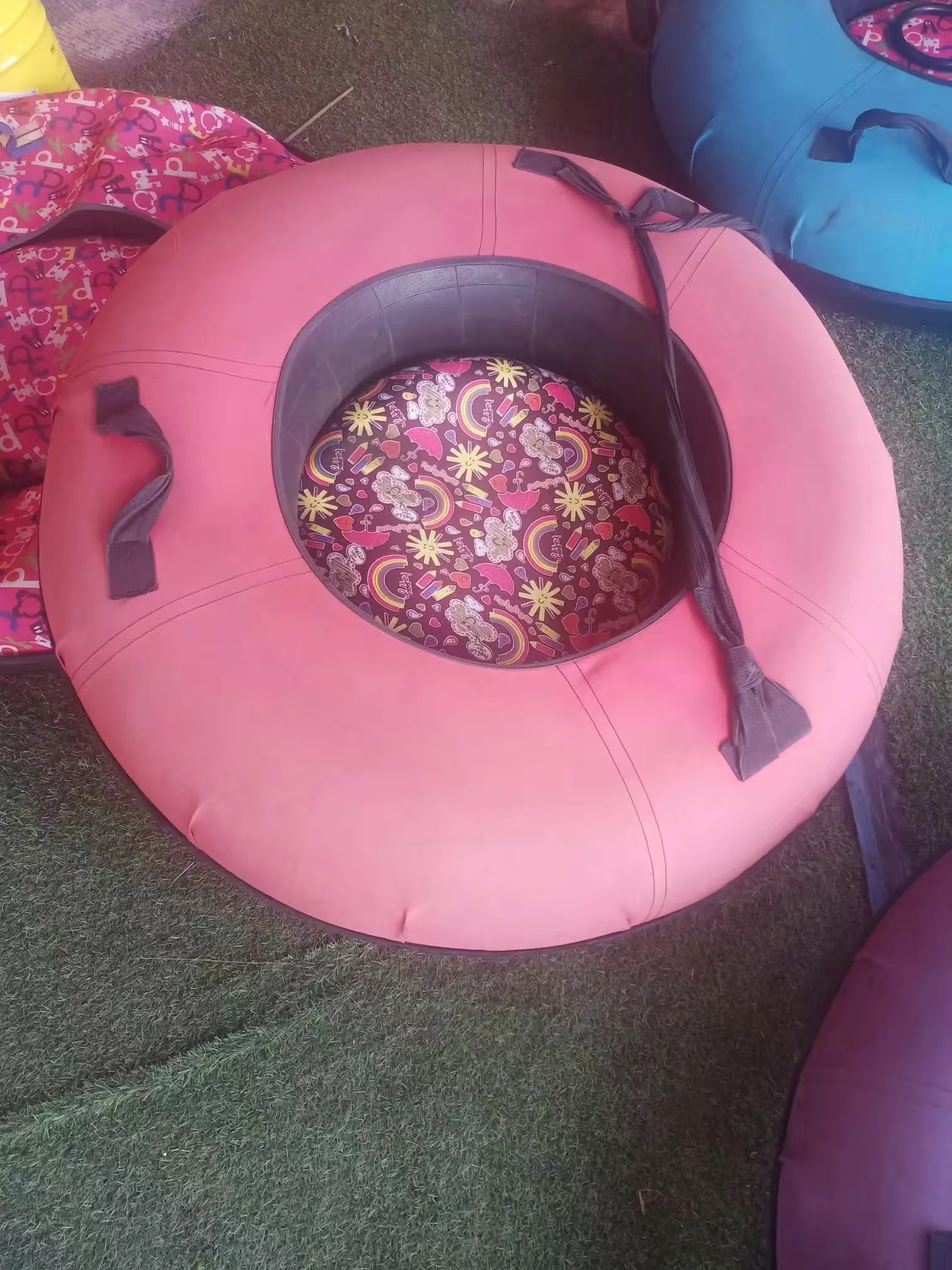 الشتاء في الهواء الطلق التزلج الرياضة متعة الشتاء متعة أنبوب الثلج