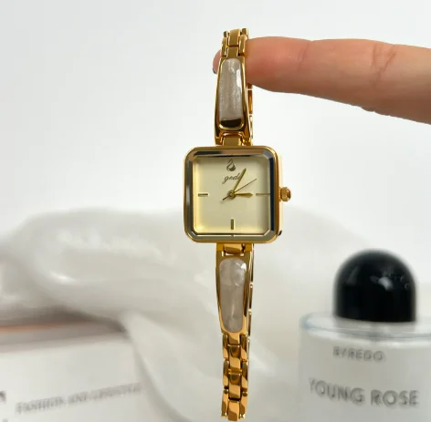 Minimalist Small Square Gold Case Ladies Watch Sparkling Glitter Bangle Bracelet Quartz Wrist Watch Female Fashion Accessory