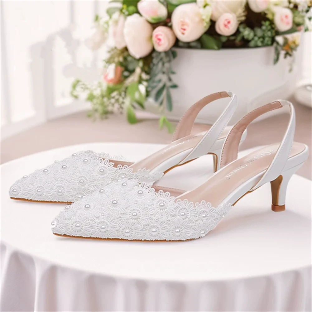 

Новые летние свадебные туфли на низком каблуке с острым жемчугом и кружевом, банкетные женские босоножки на высоком каблуке большого размера на тонком каблуке