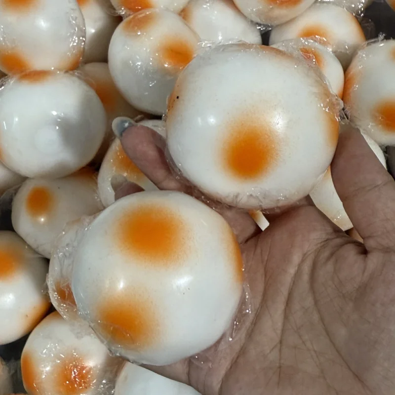 Gâteau de riz délicat avec pétales scintillants pour soulager le stress et la tension émotionnelle – Boule DIY faite à la main