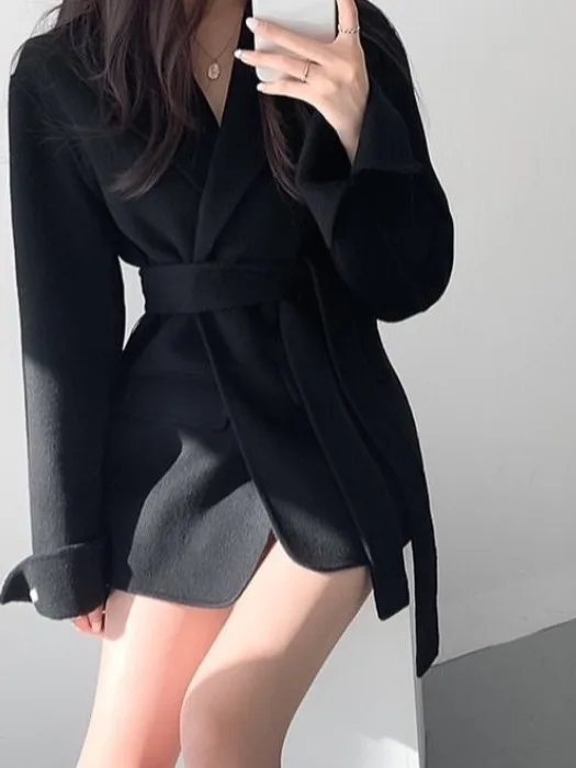 เสื้อโค้ทขนสัตว์สีน้ำเงินสไตล์เรโทรสำหรับผู้หญิง ดีไซน์เก๋ไก๋ ปกเสื้อแบบลาペル ไซส์เล็ก คาดเข็มขัดรัดเอว ทรงตรงยาว เหมาะสำหรับใส่ทำงาน