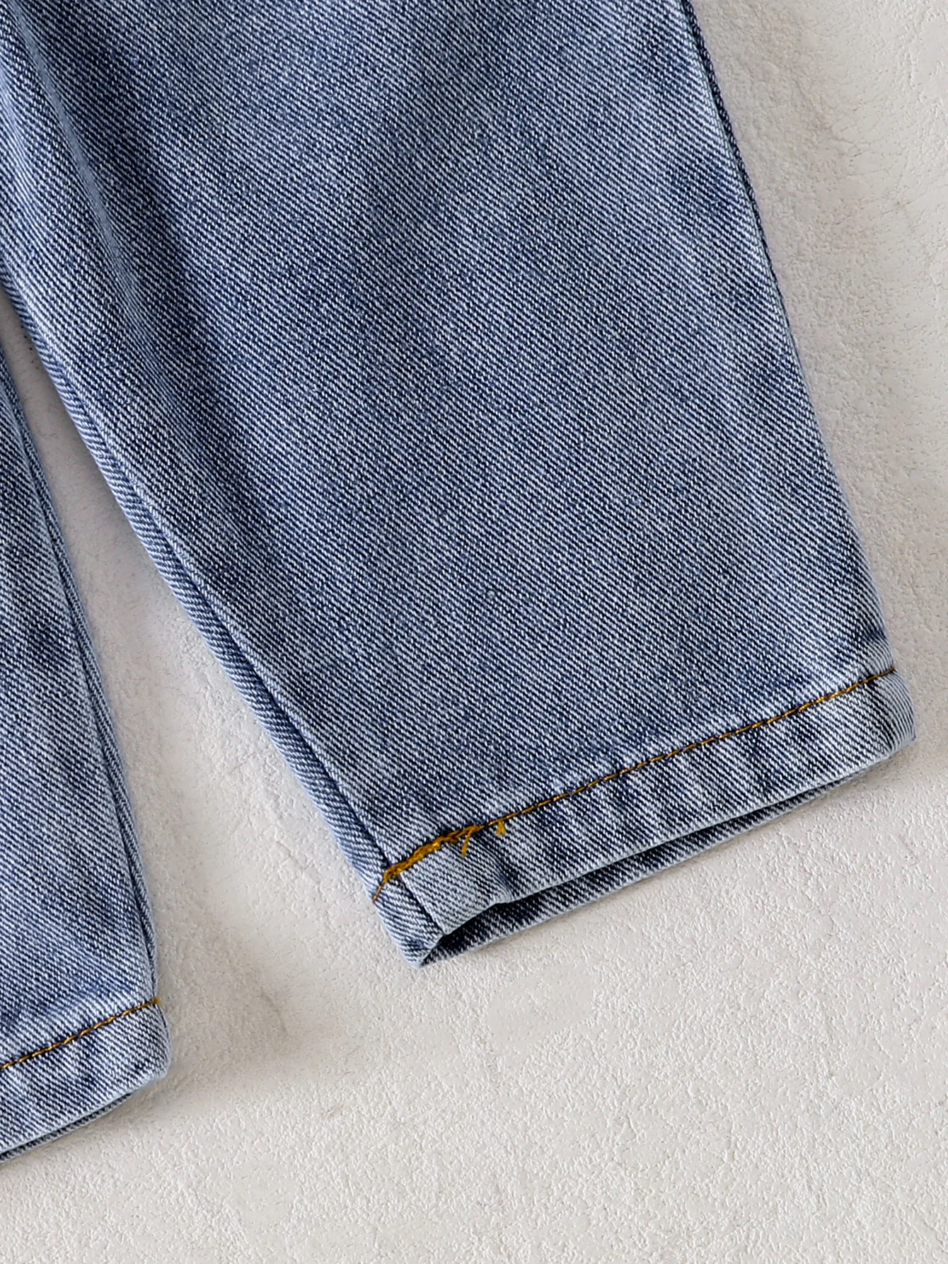 Frühling Sommer Baby Mädchen Jeans-Latzhose mit Bären- & Erdbeer-Print, Verstellbare Träger, Aufrollbare Bündchen, Lässige Spielkleidung für Kleinkinder – Detail 7