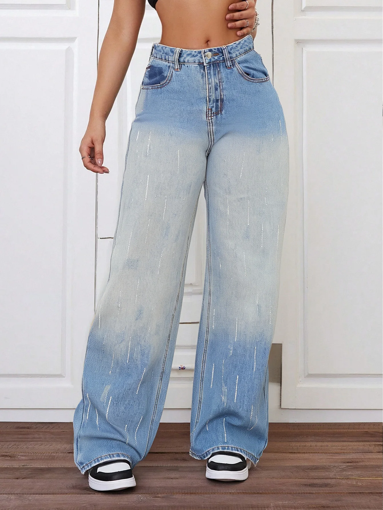 

Women's straight jeans, loose casual fit, back pockets with color blocking design, slash pockets, machine washable