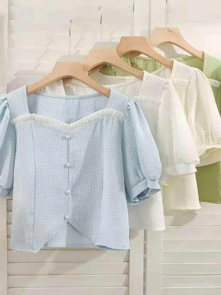 conjunto-f-de-verao-2026-novo-com-csa-de-manga-bufante-e-gola-quadrada-detalhe-de-borda-em-madeira-e-recorte-moder