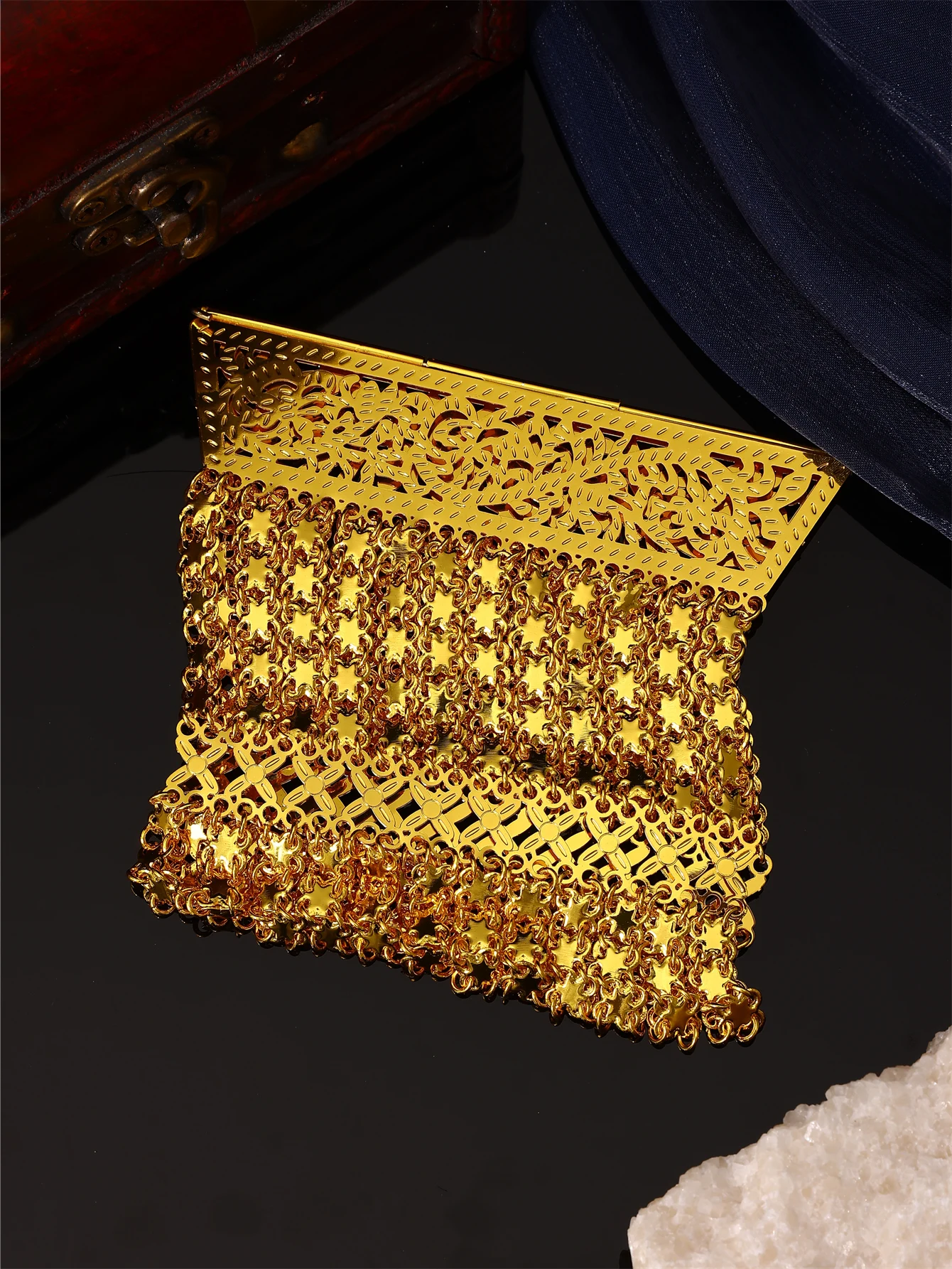 1pc Fashionable Retro Luxury Lady's Bracelet - Flowing Design & Hollow Carving, Women's Wedding Banquet Jewelry