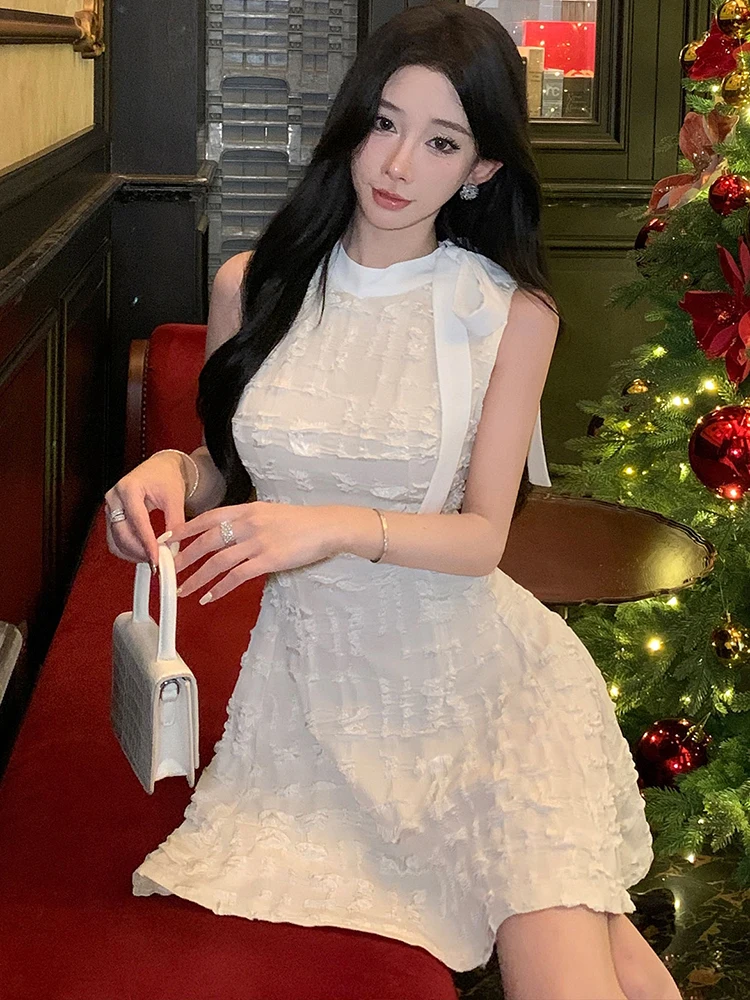 الصيف الأبيض الجاكار شيك القوس طوق فستان قصير المرأة أنيقة Bodycon فستان بلا أكمام 2025 الكورية موضة فستان مناسبات غير رسمية