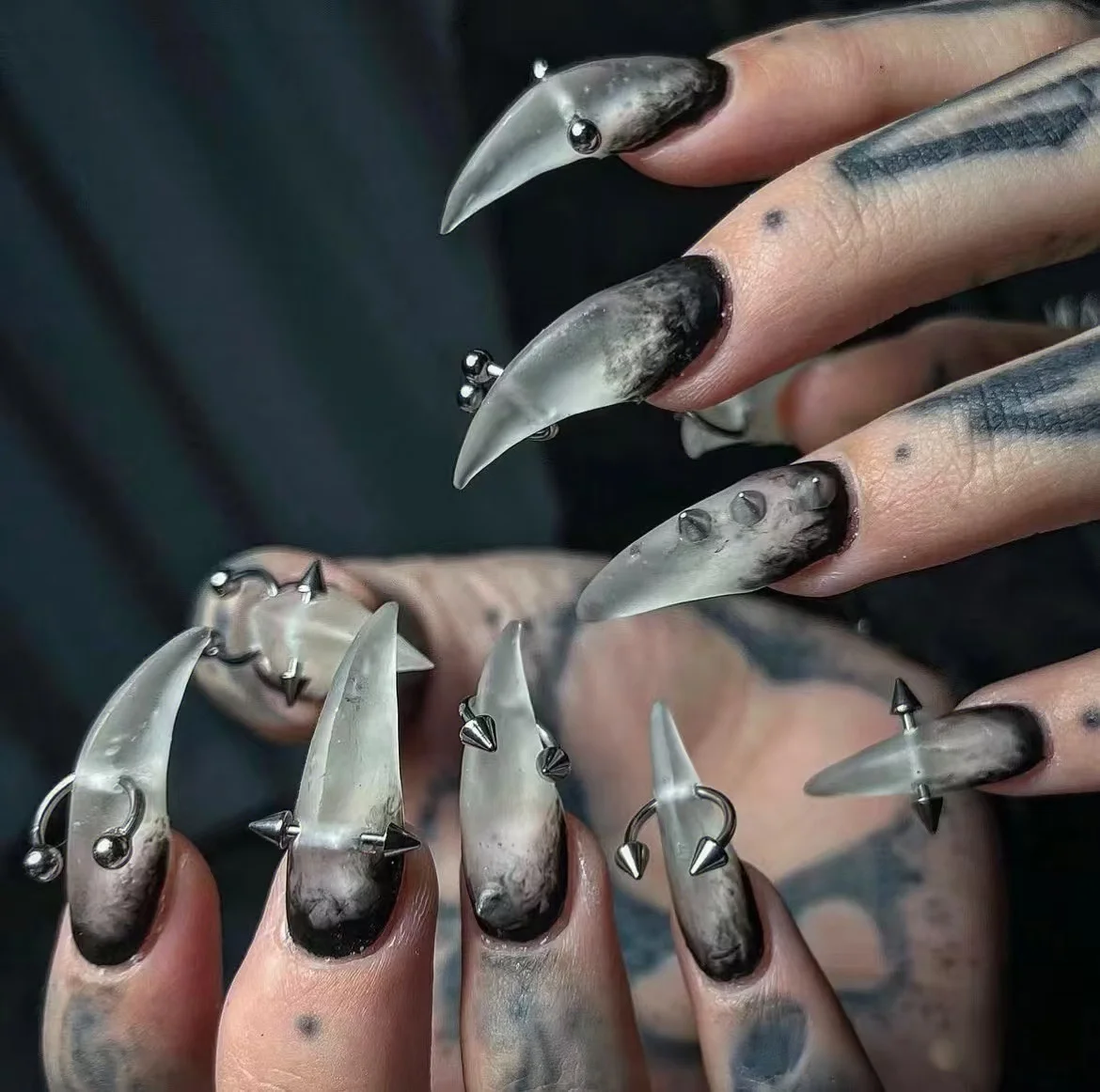 10pcs Long Stiletto Press On Nails Gothic Smoky Gradient Fake Nails With Metal Piercing Spikes Rings Handmade Nails for Women