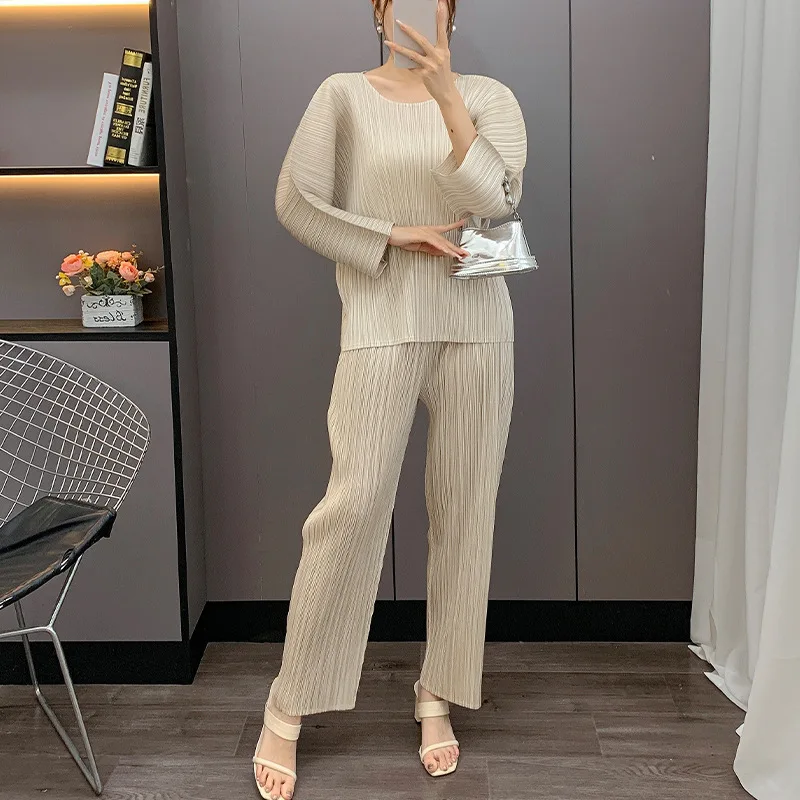 

2025 Summer Miyake Pleated Solid Colour Women's Suit Fashionable Hundred Short Sleeve Top + Elastic Waist Pants Two Piece Set
