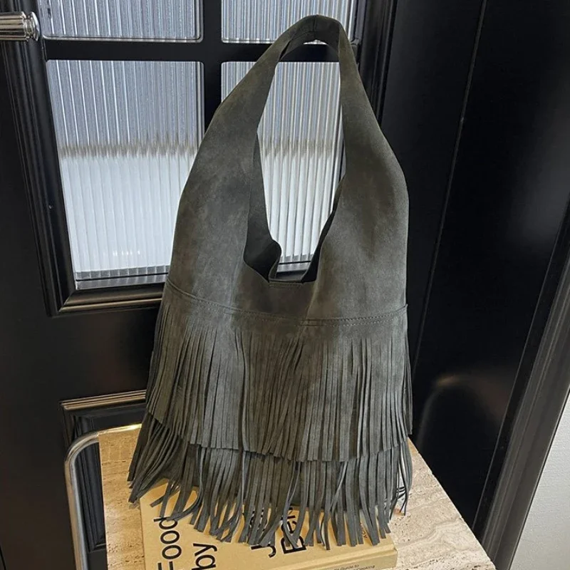 

Solid High End Minimalist Retro Women's Tote Bag 2025 Fashionable Tassel Single Shoulder Bag Large Capacity Frosted Bucket Bags