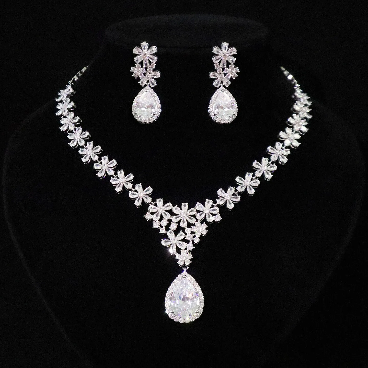 1 Pair Ultra-gleaming Luxurious Zircon Earrings, Fashionable Stud Earrings Trendy and Individualistic Jewelry Pieces