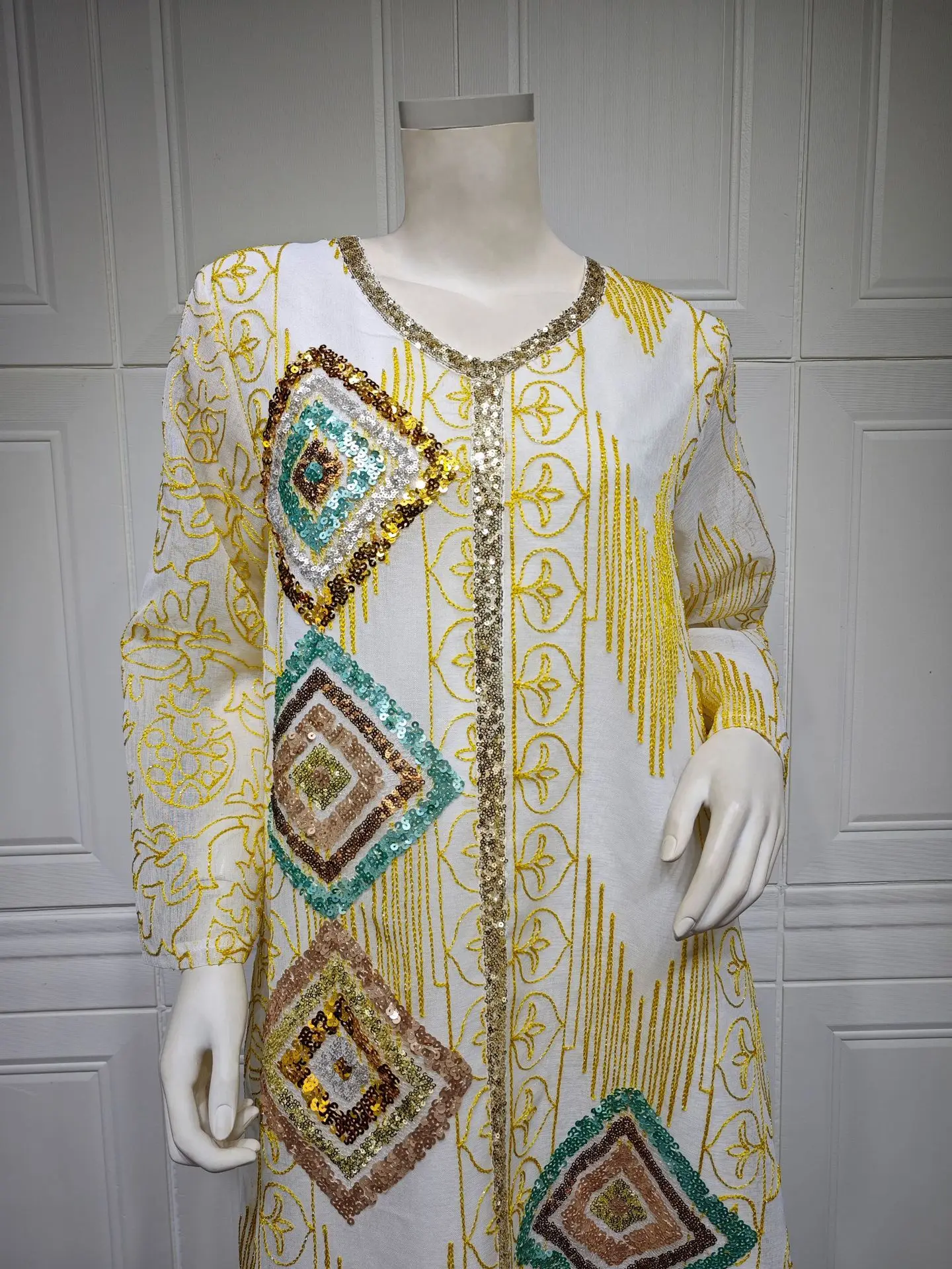 

Дубайская вечерняя абайя с золотой сетчатой вышивкой и пайетками, длинными рукавами, V-образным вырезом, повседневная, модная, шикарная, для женщин Саудовской Аравии, кафтан