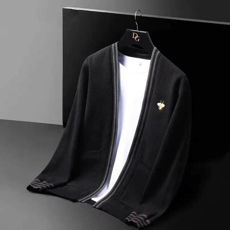 High-end luxury little bee embroidery knitted cardigan men's spring new fashion Korean sweater shawl casual men's wear coat