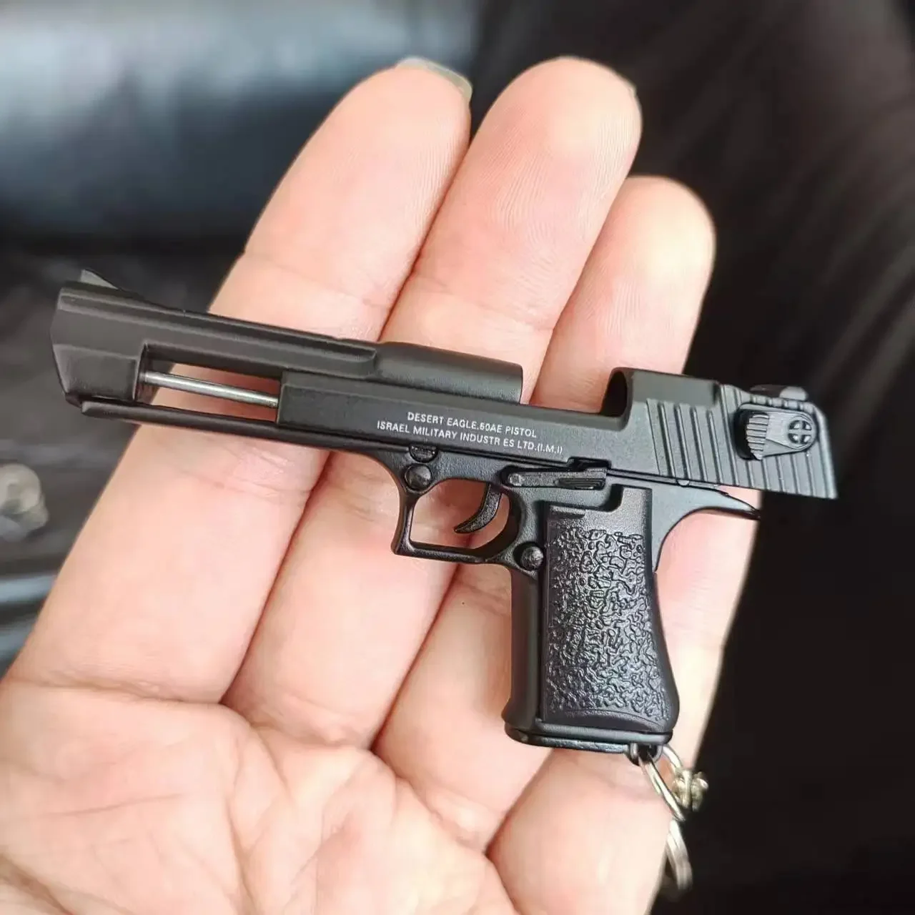 Legering 1:4 schaal Desert Eagle pistool mini speelgoedpistool sleutelhanger wapenmodel metalen sleutelhanger voor volwassen kinderen kerstcadeau