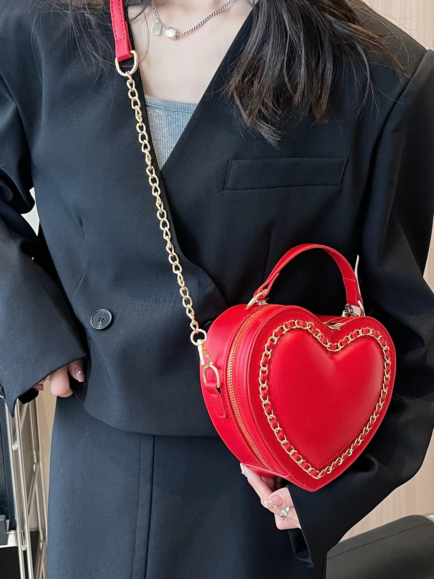 Women\'s Red Love Shaped Design Bag Fashion Solid New Handheld Bag Advanced Versatile Chain Crossbody Bag Zipper Wedding Bag