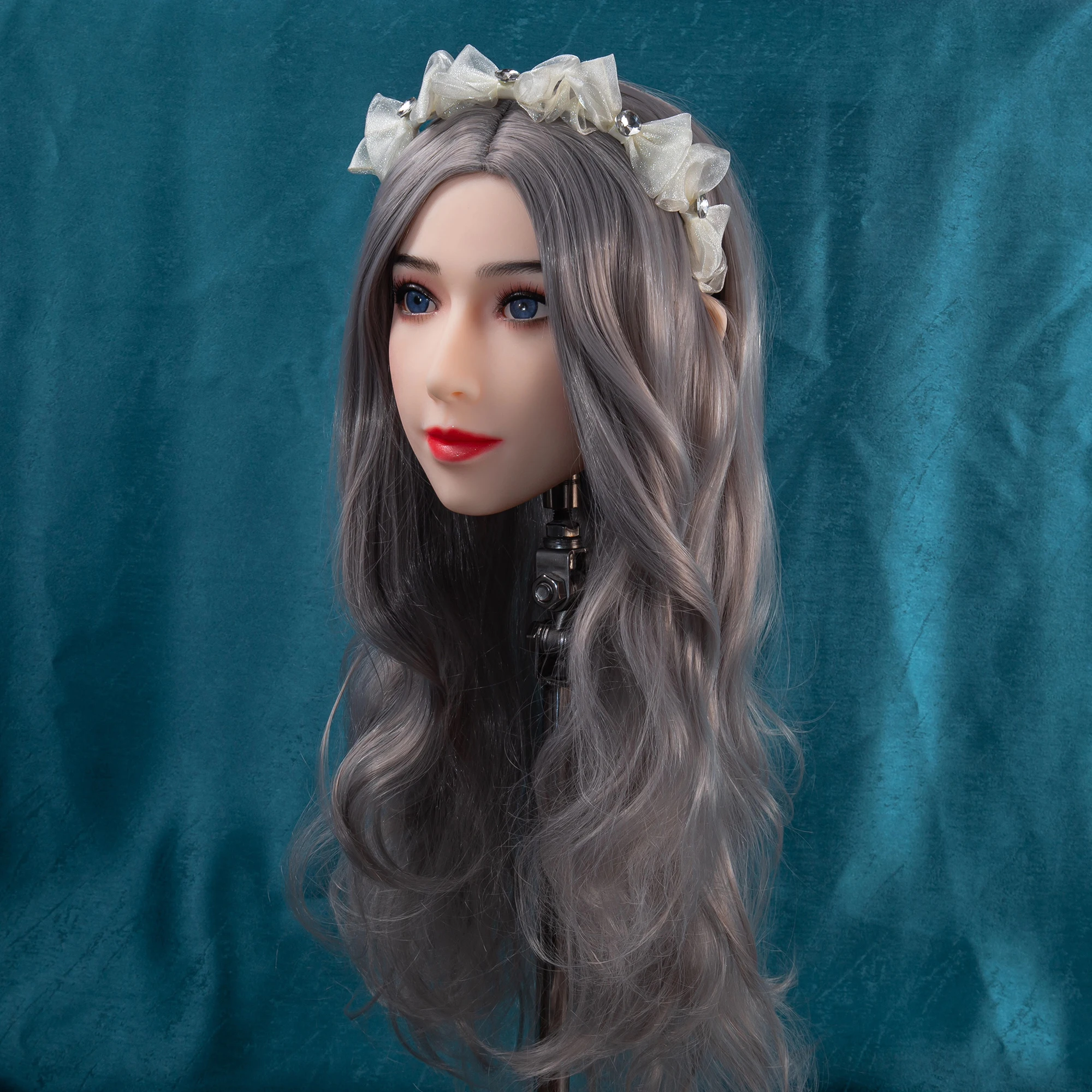 عرض نموذج رأس أنثى، يستخدم لتصفيفة شعر شخصية الرسوم المتحركة. أرسل شعر مستعار عشوائيًا، مع مكياج رائع. مصنوع من ماتي TPE