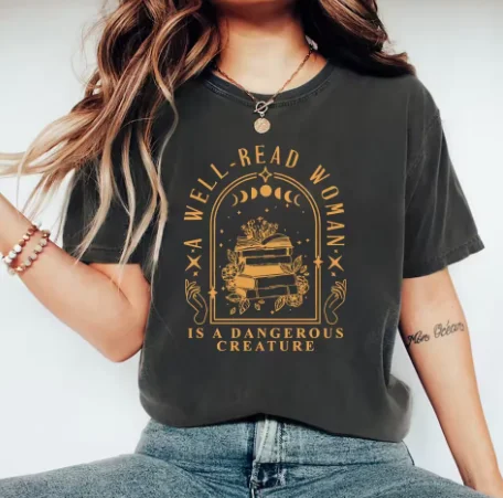 Eine gut gelesene Frau ist eine gefährliche Kreatur. T-Shirts, Bookish Merch T-Shirt, Damen-T-Shirts, Vintage-Grafik-T-Shirts, Geschenke für Buchliebhaber
