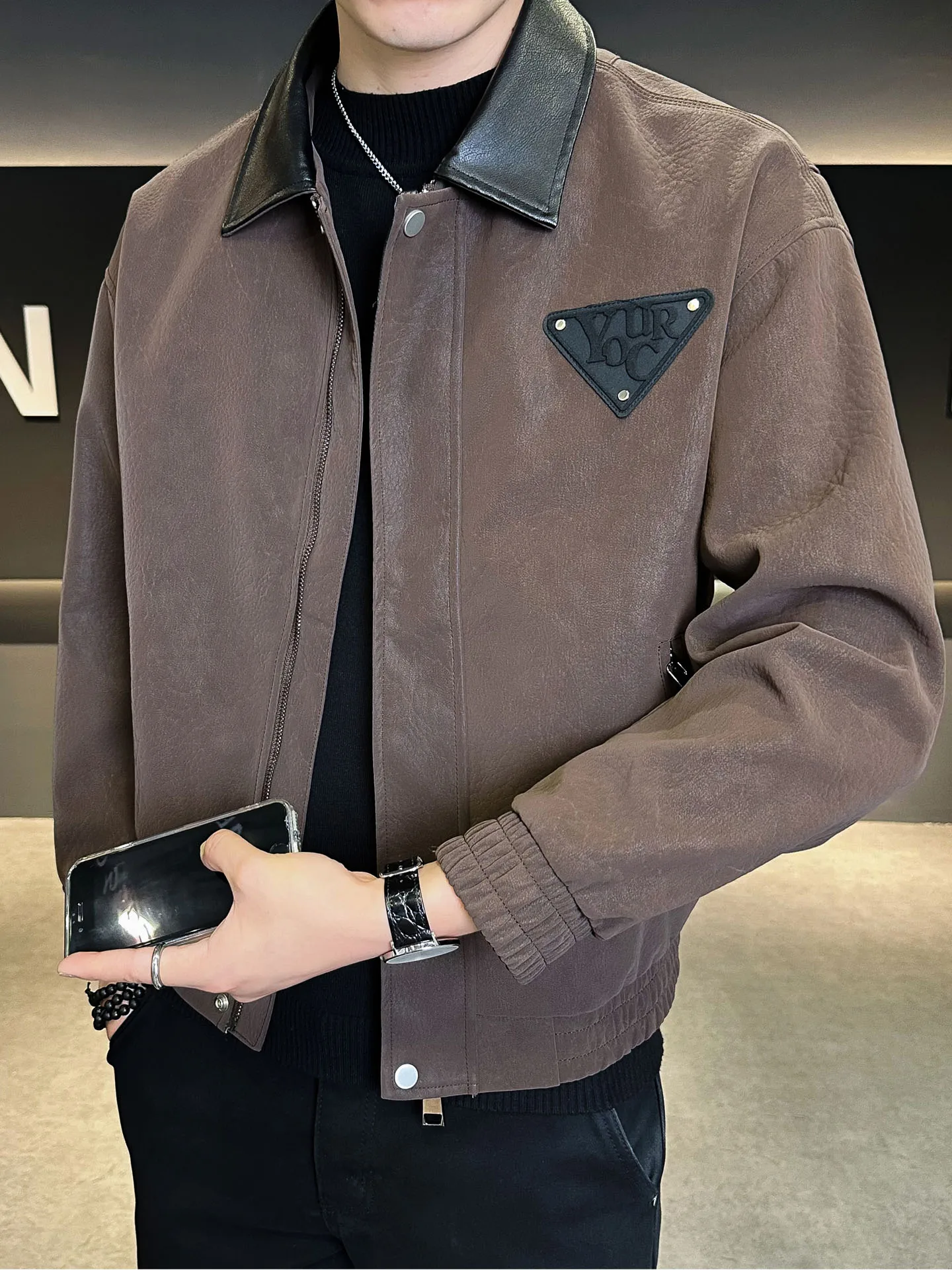 

Осень-зима, мужская свободная посадка из искусственной кожи, джет, сли, байкерский воротник, этикетка, модная брендовая прямая трубка, молодежная повседневная полиэстеровая ткань...