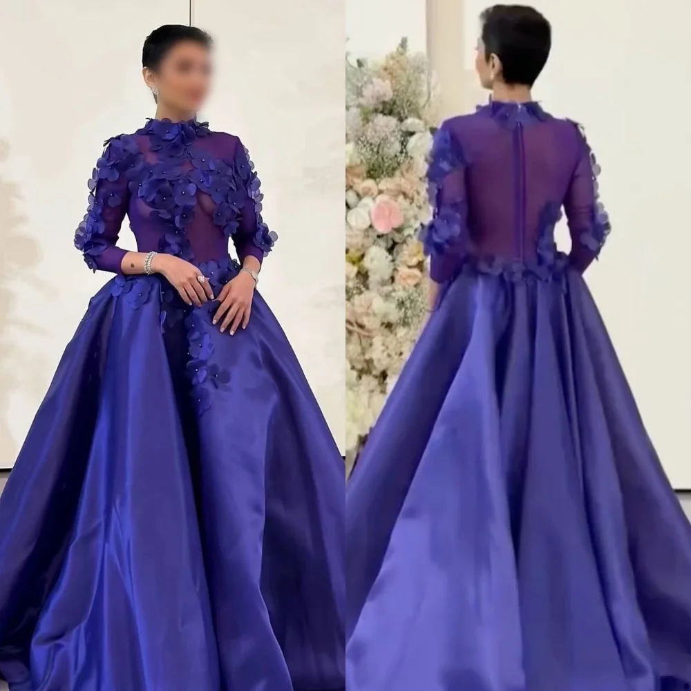 Suknia wieczorowa szyta na miarę, elegancka, na specjalną okazję, z wysokim kołnierzem, w kształcie litery A, do ziemi, z aplikacjami z plisowanej tkaniny charmeuse i kwiatami.