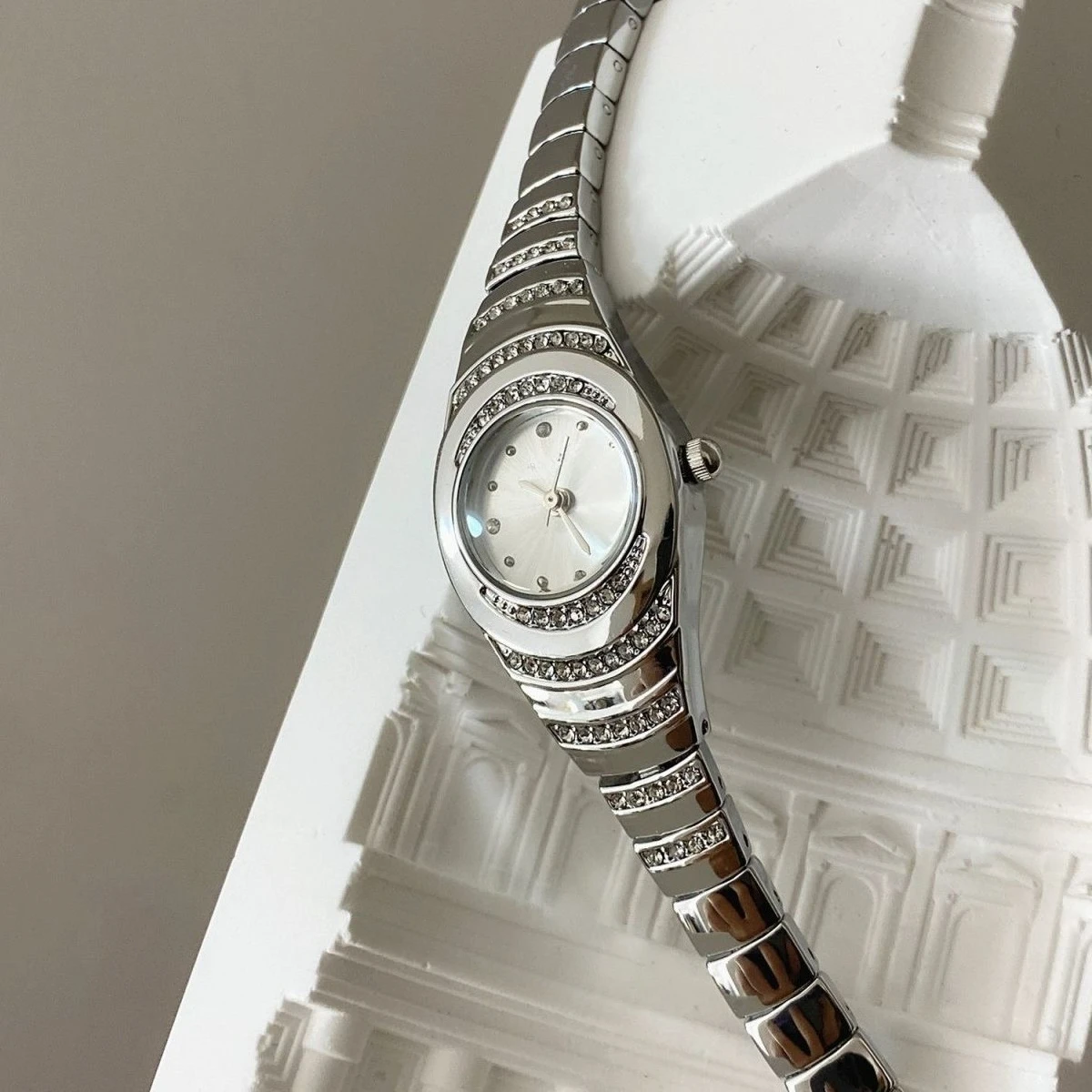 Montre-bracelet de luxe minimaliste pour femme, petite montre à quartz élégante avec diamants, bracelet de luxe léger pour dames, bijou de mode, horloge.