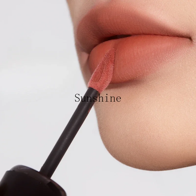 

Cloud matte lipstick lip glaze matte velvet nude color is not easy to stick to the cup lip cream