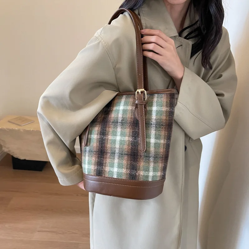 Large capacity trend bag 2024 new fall and winter fashion tweed bucket senior commuter Tote shoulder bag commuter leisure bag