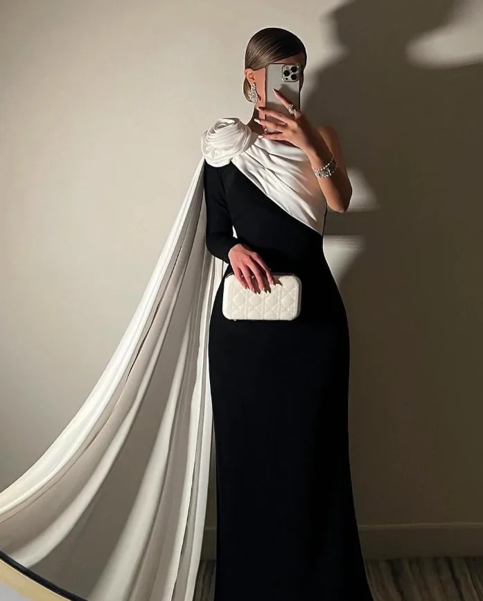 Maßgeschneiderte, hochwertige, rückenfreie, farbkontrastfarbene Hofschleppe in Schwarz und Weiß mit Falten, bodenlang, formell und elegant