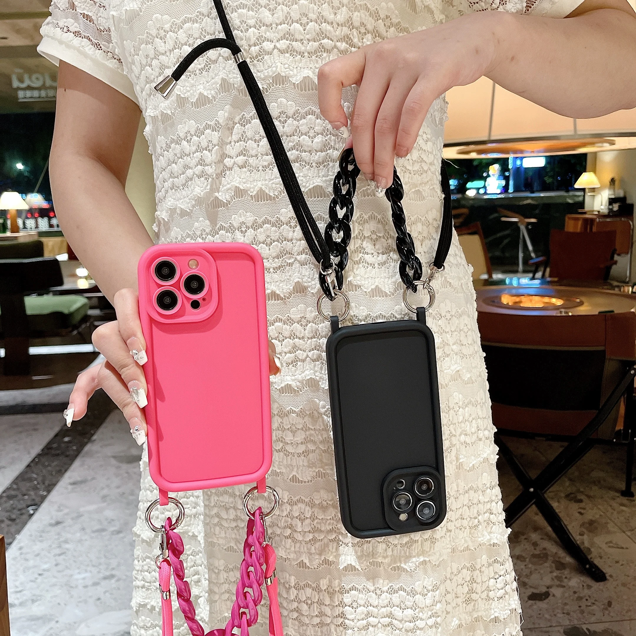 Funda de silicona con cadena y cordón cruzado a prueba de golpes para iPhone 17 Air 16 15 14 12 11 13 Pro XS Max 8 7 Plus XR 17e 16e