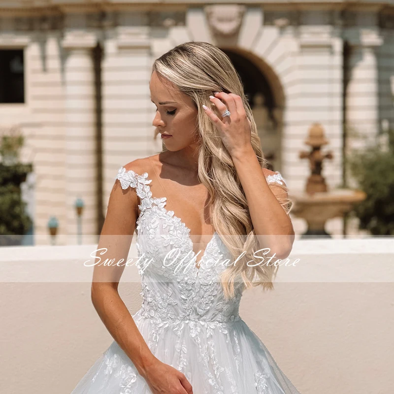 Abito da sposa di lusso pizzo ricamato su rete con abito da ballo scollo a v abito da sposa senza maniche fusciacche con fiocco bottoni posteriori Robes De Mariée