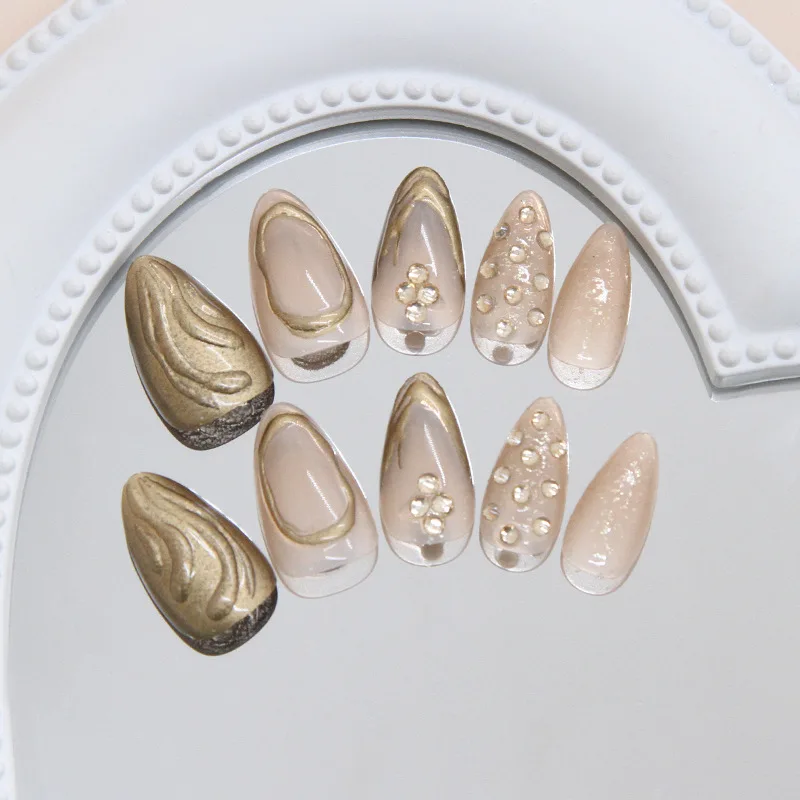 เล็บปลอม 3 มิติ ลายคลื่นแบบไม่สม่ำเสมอ 24 ชิ้น ประดับด้วยเพชรแชมเปญ รูปทรงอัลมอนด์ขนาดกลางอเนกประสงค์ ขนาดคละแบบ