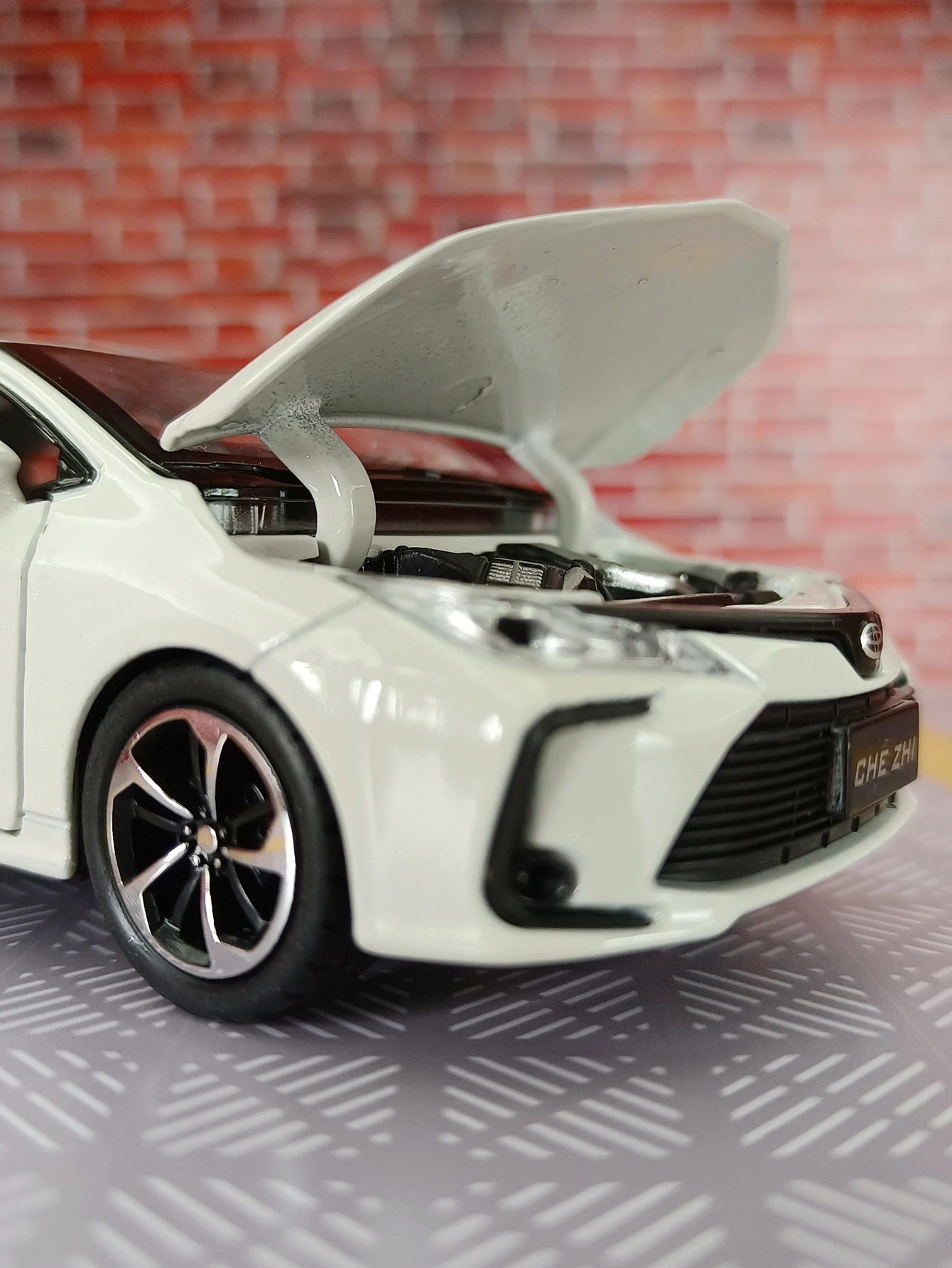 1:32 Model samochodu Carola ze stopu, drzwi i maska samochodu oraz klapa bagażnika można otworzyć, z symulowanymi funkcjami dźwiękowymi i świetlnymi, bogate detale.