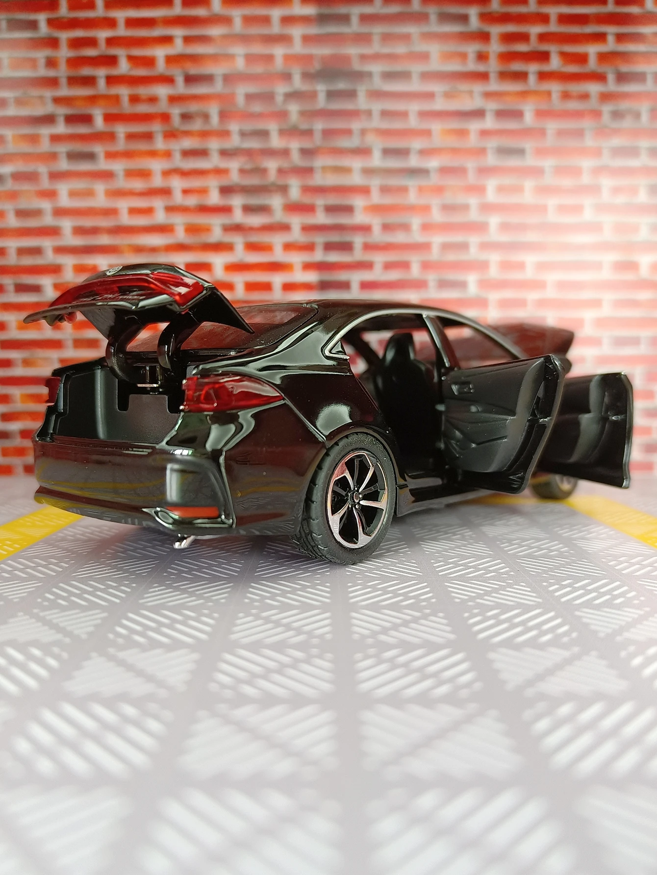 Modelo de coche de aleación Corolla 1:32, puertas y capó de motor, el maletero se puede abrir como regalo de cumpleaños para amigos
