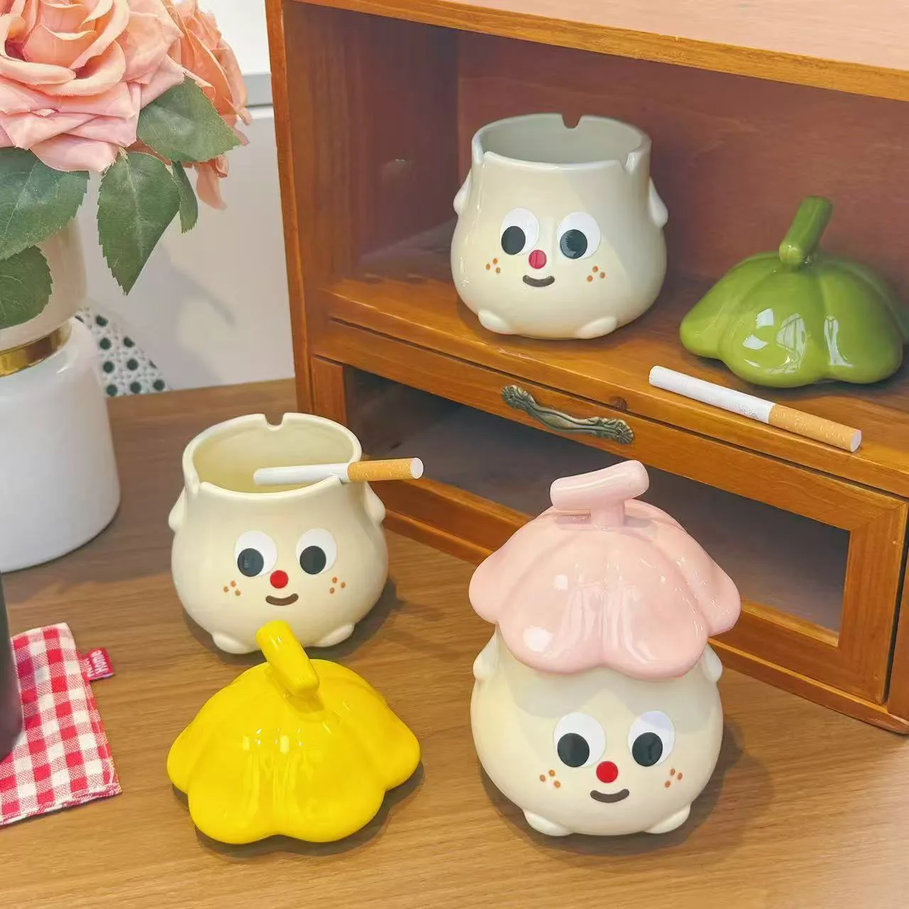 Adorable Ceramic Ashtray with Lid, Smokeproof Creative Home Living Room Coffee Table Office Ashtray Cartoon Cigarette Holder