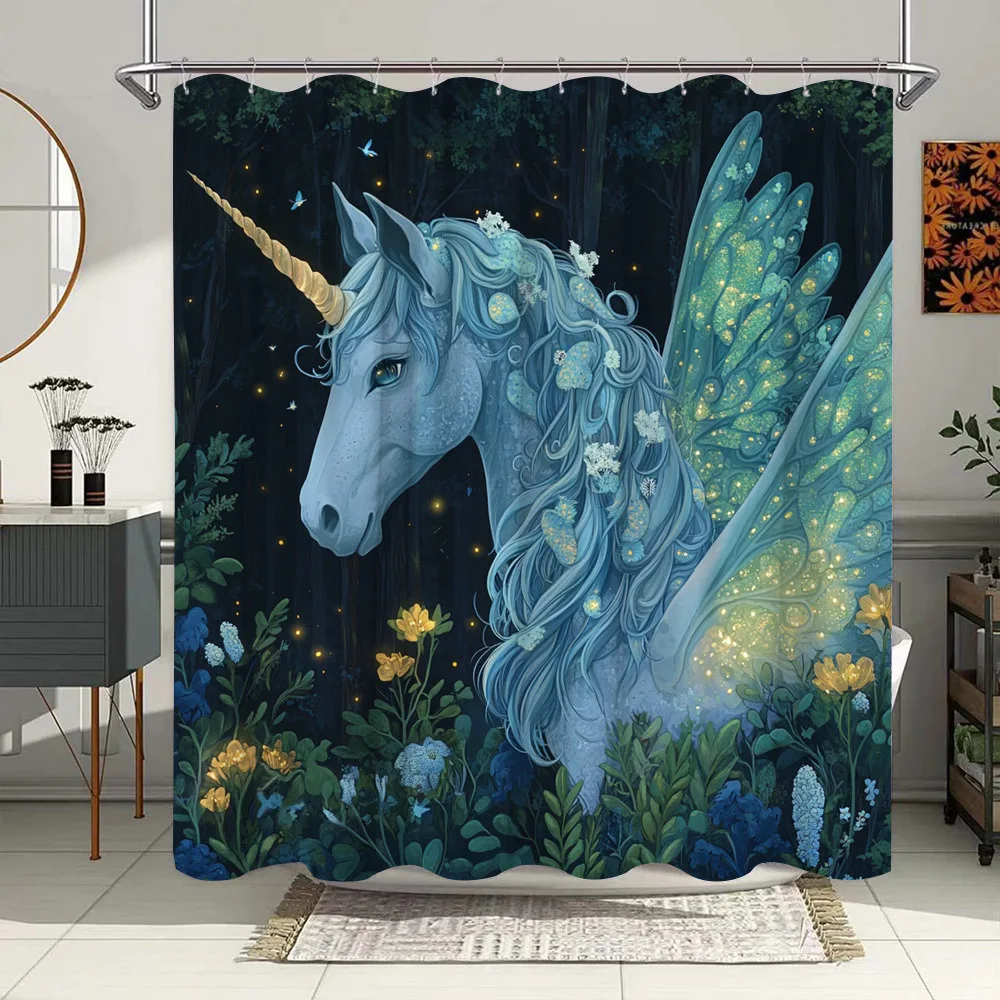

Зачарованная занавеска для душа с единорогом — синие крылья и светящиеся цветы, эфирное цифровое искусство, мягкий полиэстер, тема химерного леса