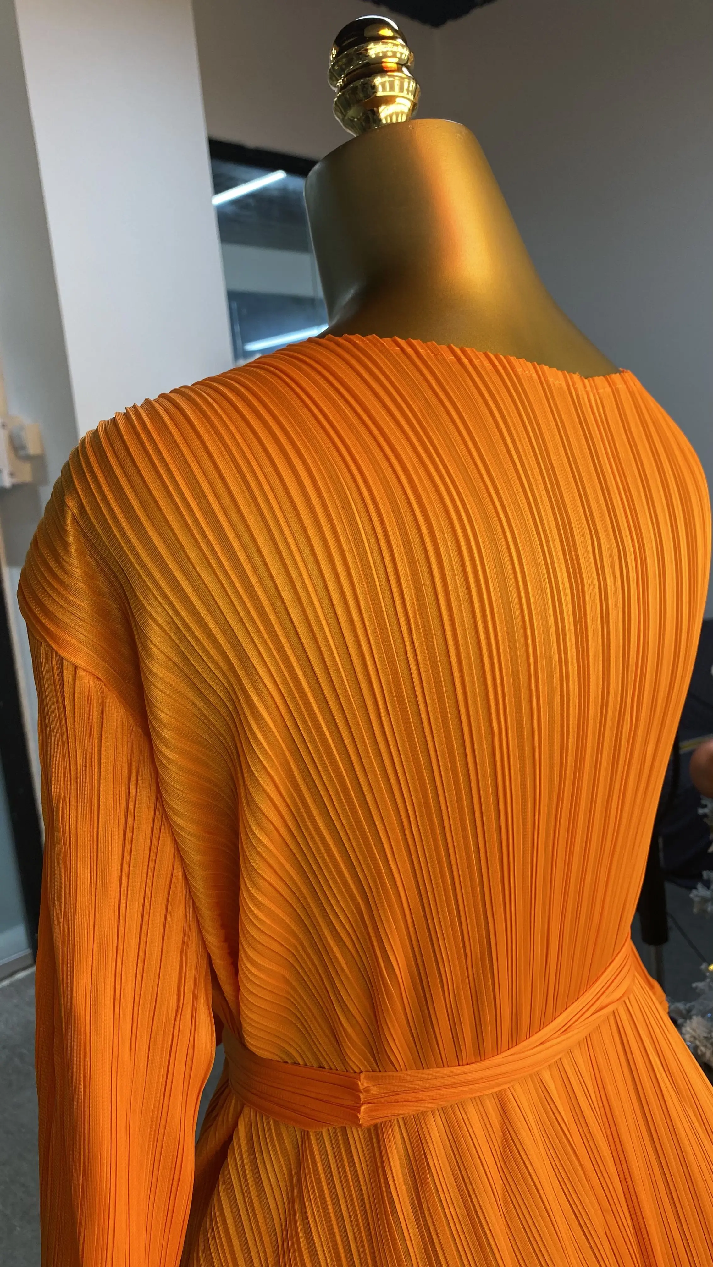 فستان نسائي عالي الجودة بأكمام بتلات مطوية مع سترة وحزام وطية صدر السترة، فستان طويل بمقاس كبير-GZXX038