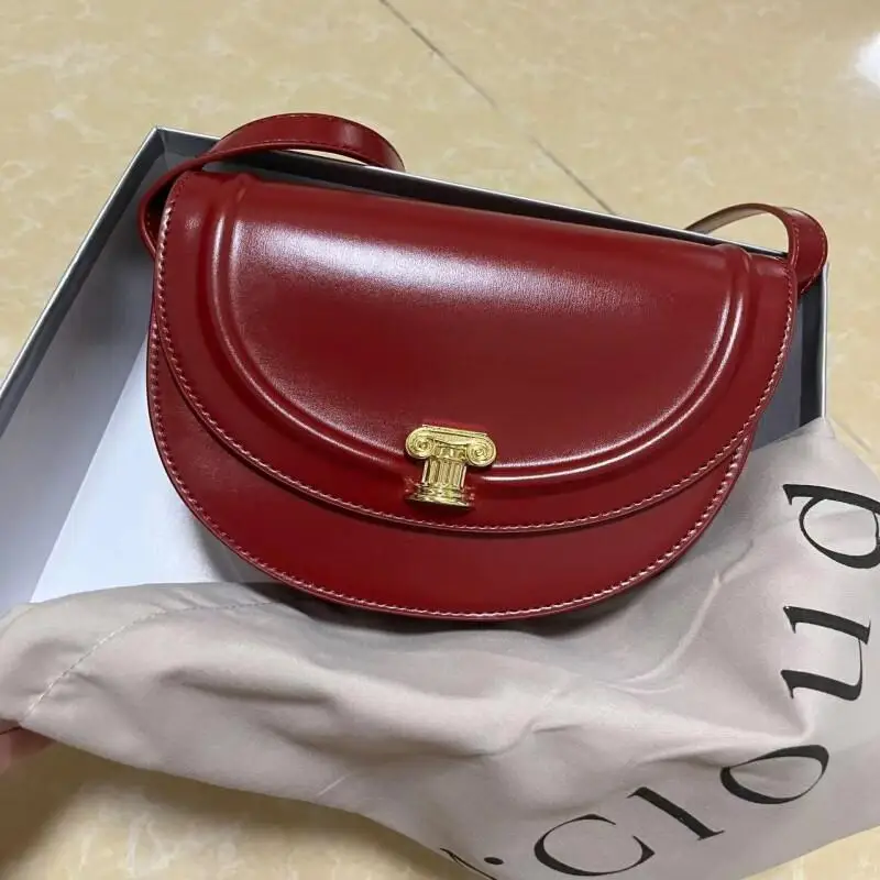 

ACloud Lady Shoulder Bag Solid Color Leather Pillar Shaped Golden Buckle Half Circle Saddle Shape Design High End Commuting Bag