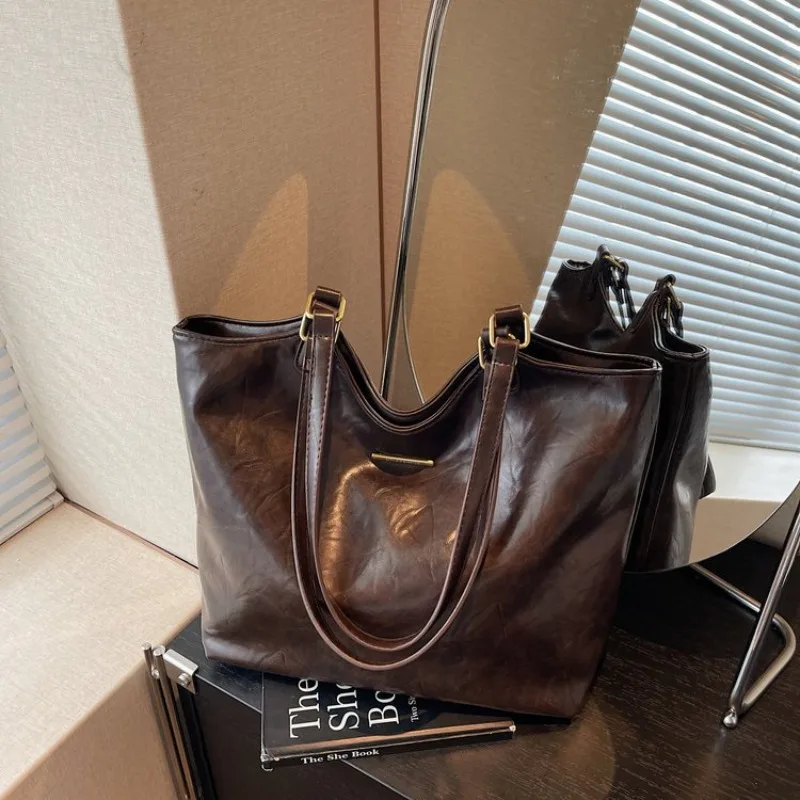 

Роскошная дизайнерская сумка для подгузников, модная женская сумка-тоут с большой вместимостью, элегантная сумка через плечо для активного образа жизни.