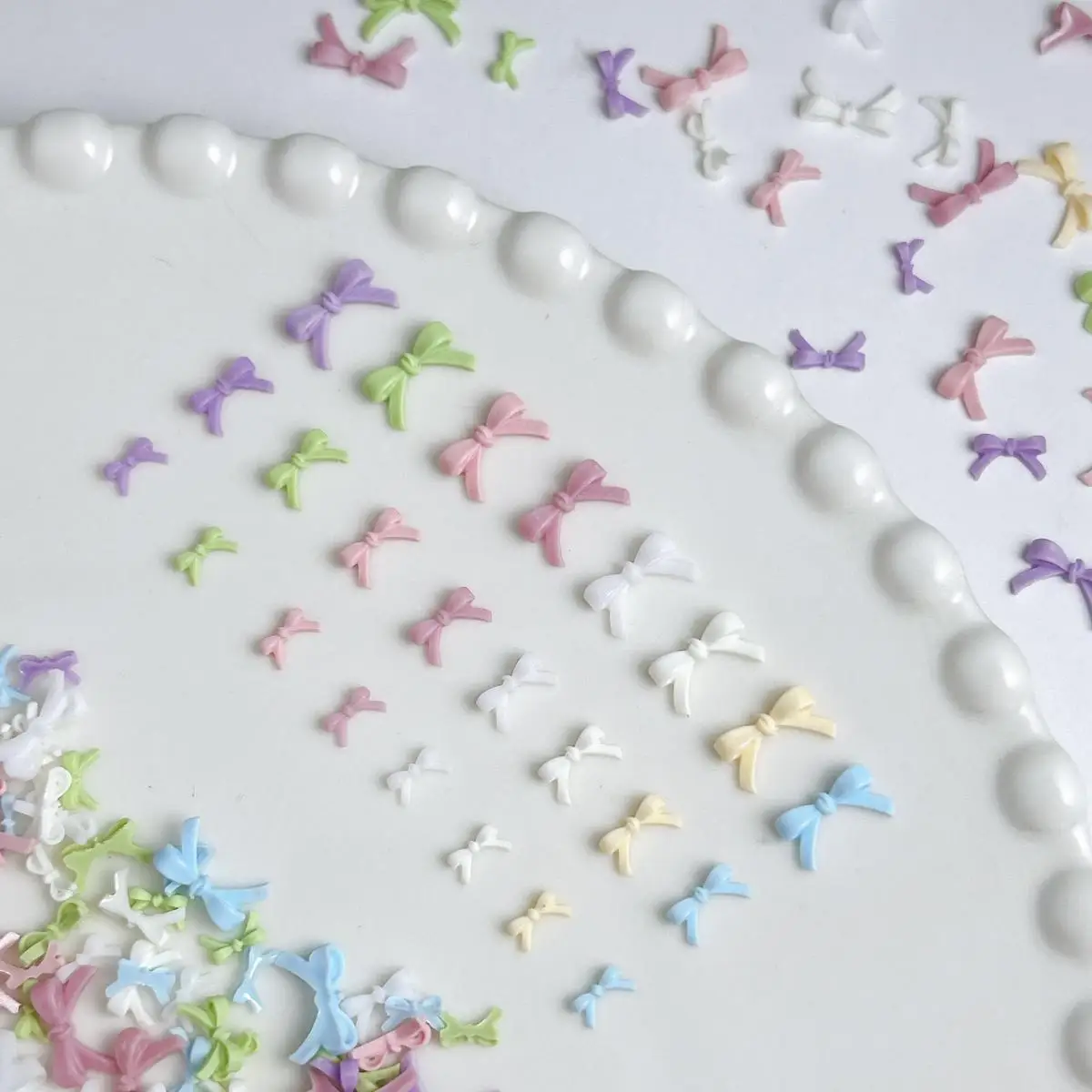 50 Pz 8 Colori Misto Resina Arco Unghie artistiche Decorazione Accessori Macaron Colore Mini Arco Unghie Pendenti e Ciondoli Forniture per Manicure FAI DA TE