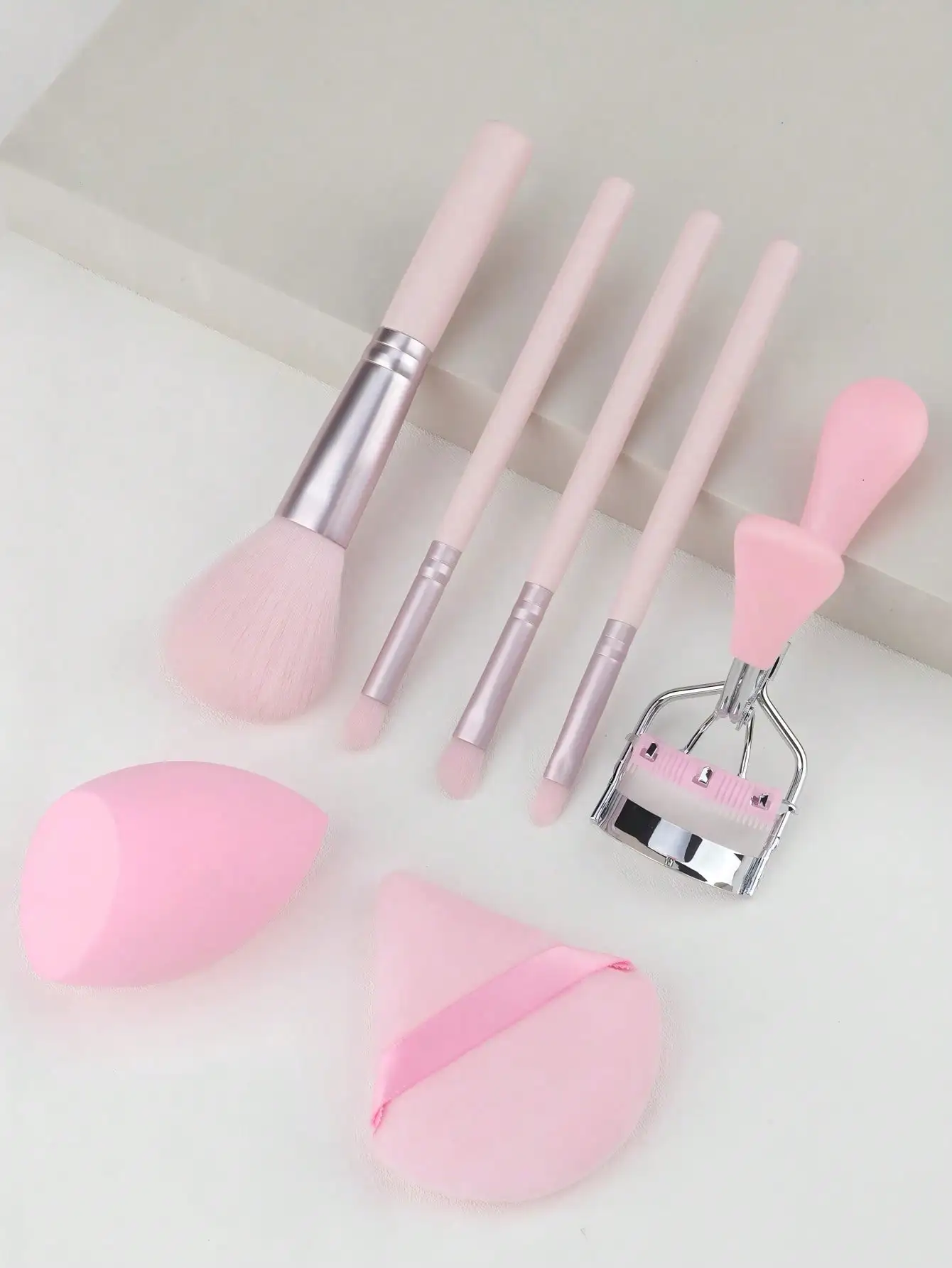 4/6/7-Piece Pink Makeup Brush Set, Including a beauty blender, Thumb Sponge Brush, and Eyelash Curler